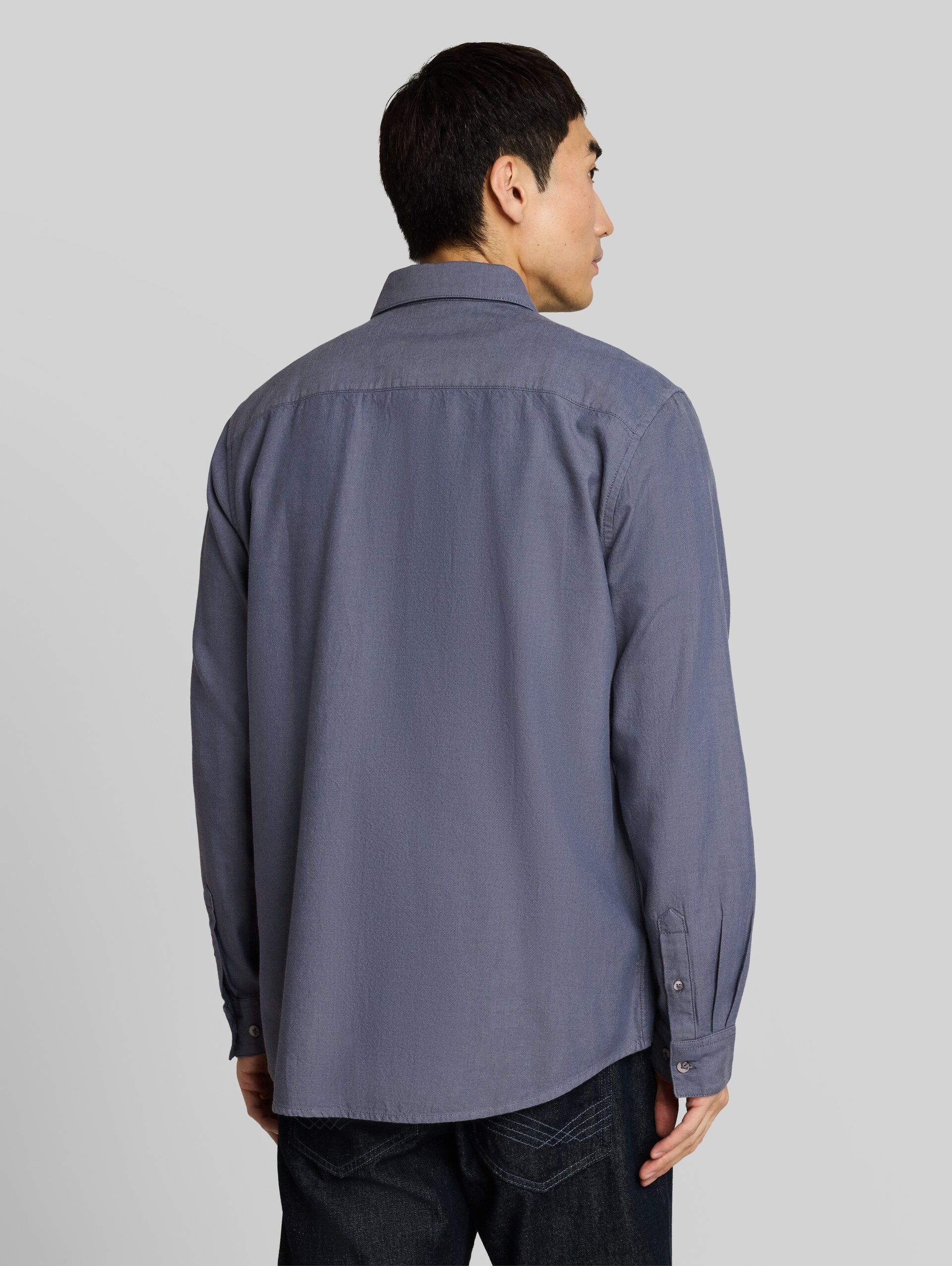 Regular Fit Twill Hemd aus Baumwolle - blue twill structure - Auschnitt Model-Rückansicht
