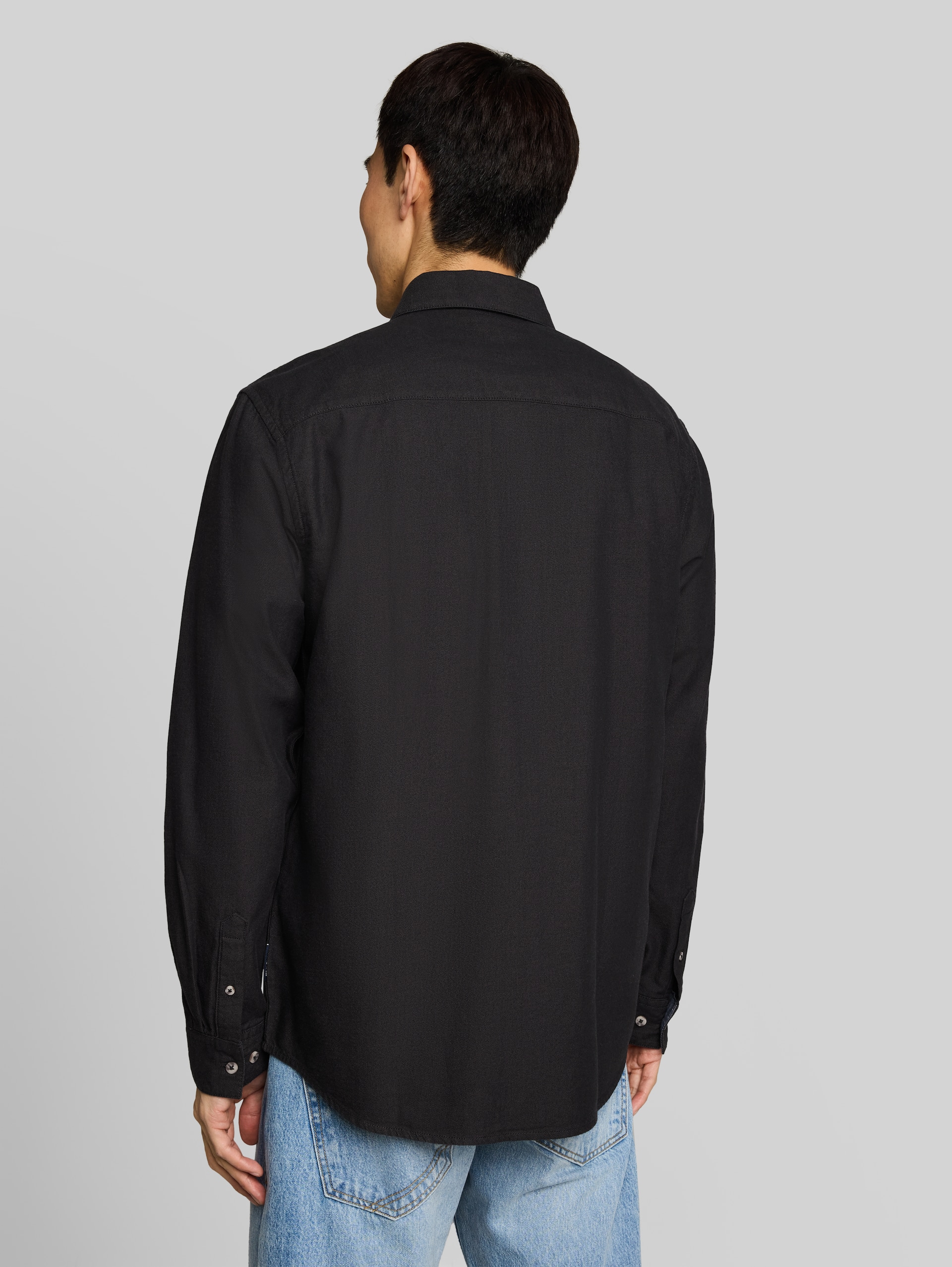 Regular Fit Twill Hemd aus Baumwolle - black twill structure - Auschnitt Model-Rückansicht
