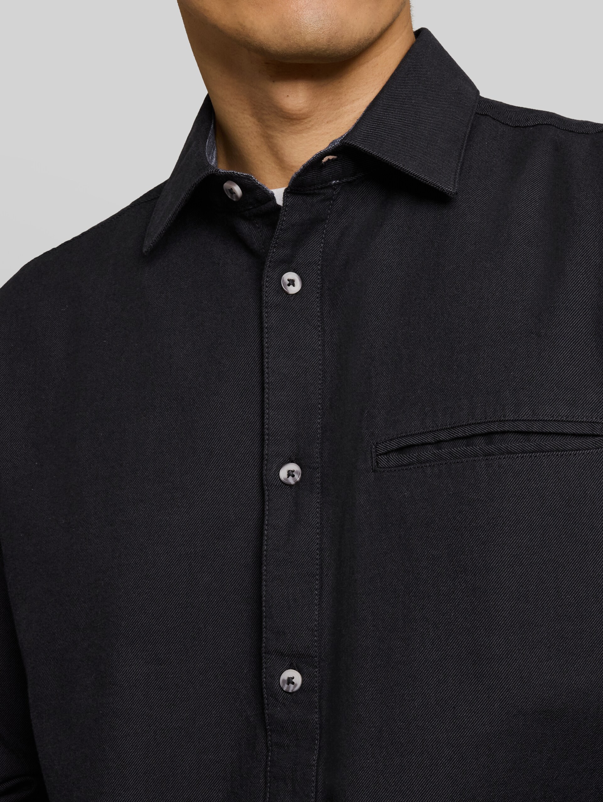 Regular Fit Twill Hemd aus Baumwolle - black twill structure - Detail-Model-Ansicht