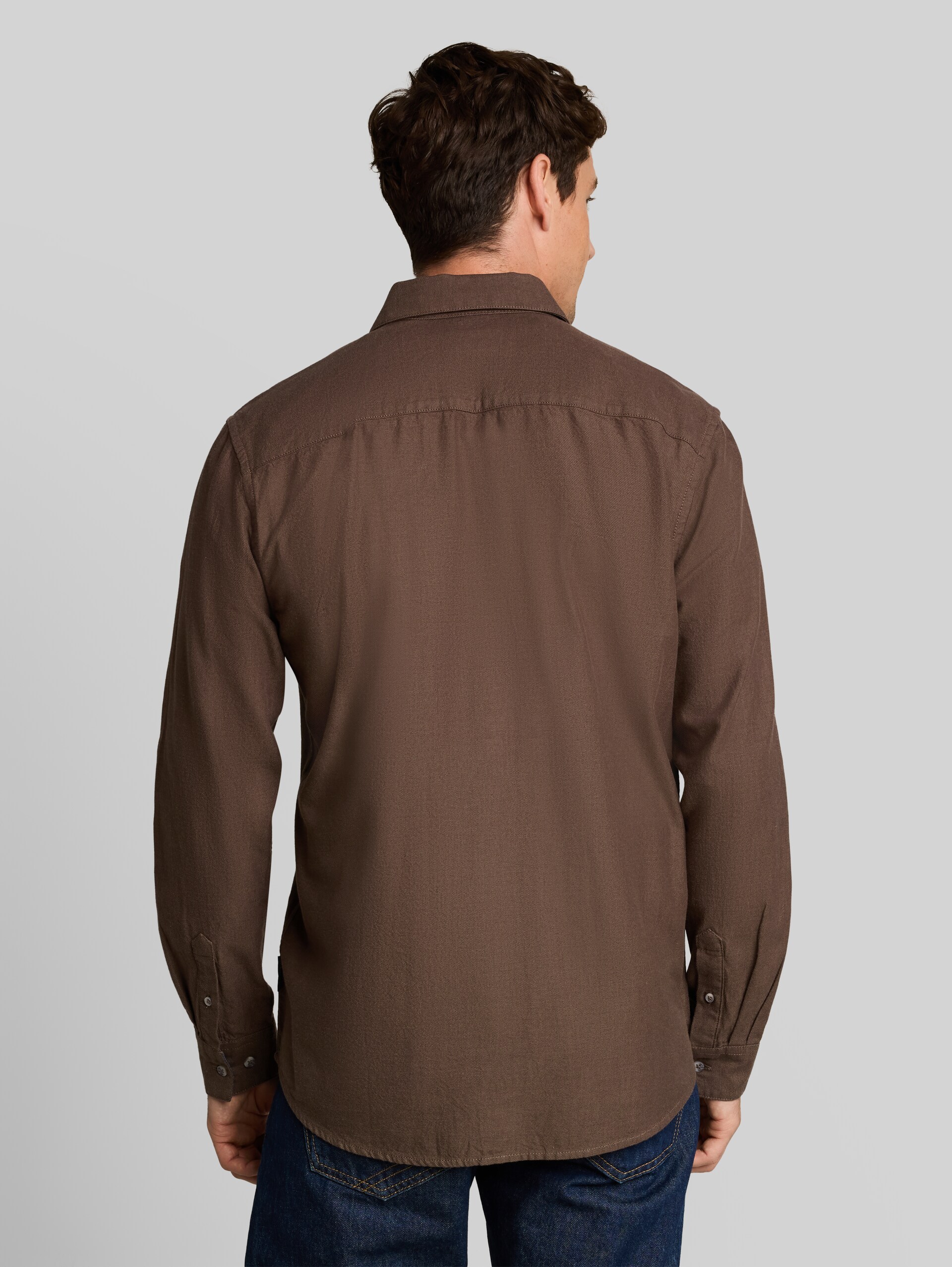 Regular Fit Twill Hemd aus Baumwolle - dark brown twill structure - Auschnitt Model-Rückansicht