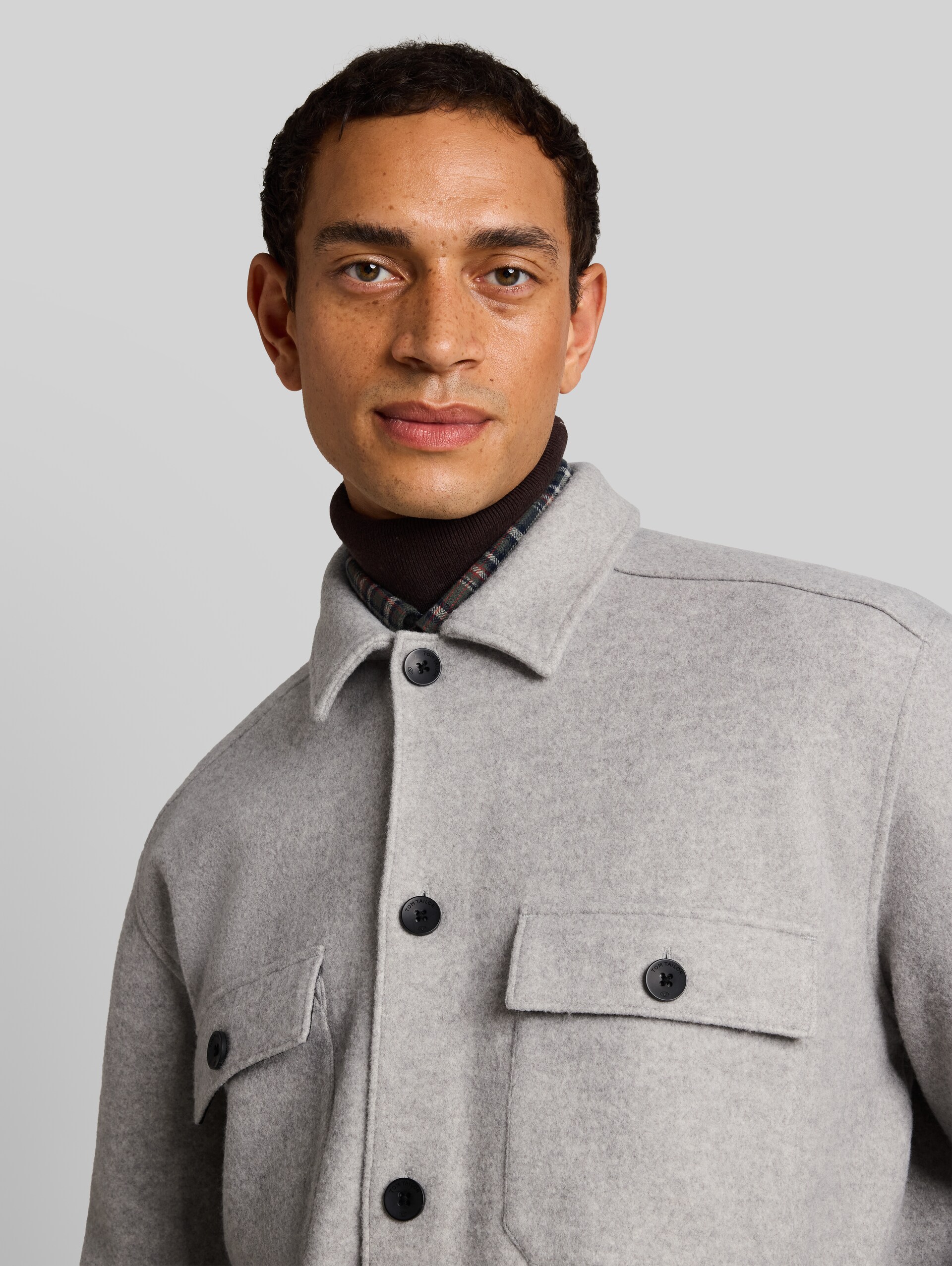 Overshirt in Woll-Optik - Knit Grey Melange - Detail-Model-Ansicht