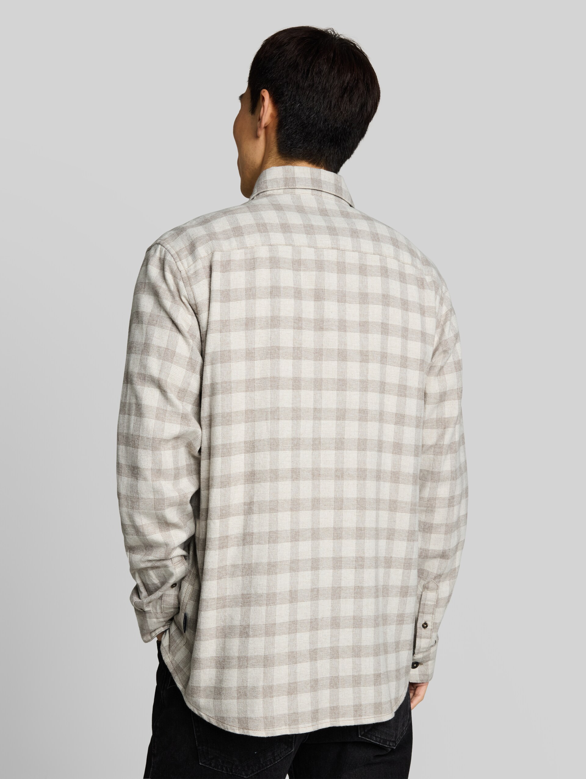 Regular Fit Flanell-Hemd mit Karomuster - taupe grindle check - Auschnitt Model-Rückansicht