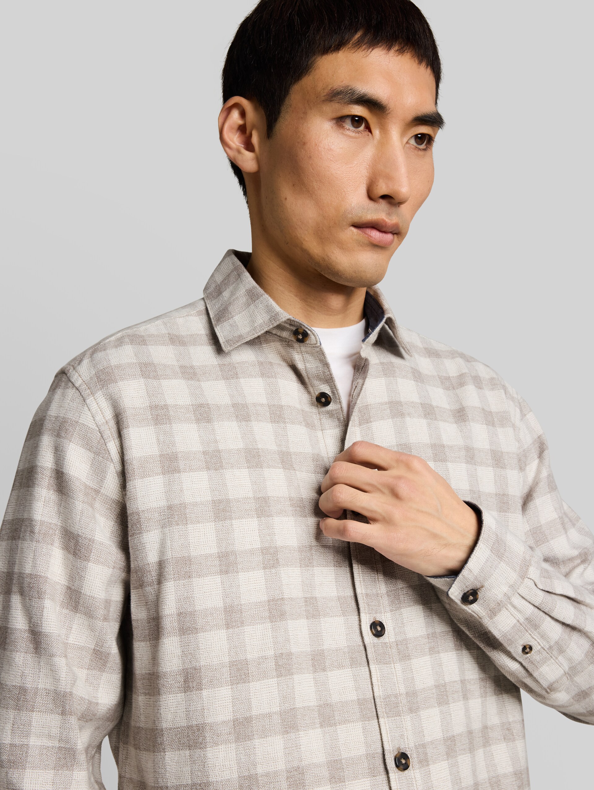 Regular Fit Flanell-Hemd mit Karomuster - taupe grindle check - Detail-Model-Ansicht