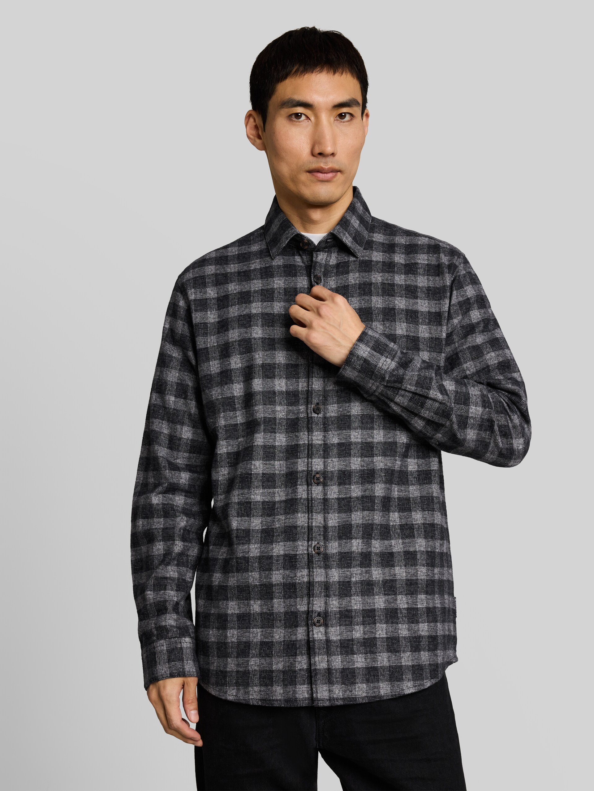 Regular Fit Flanell-Hemd mit Karomuster - black grindle check - Ausschnitt Model-Vorderansicht