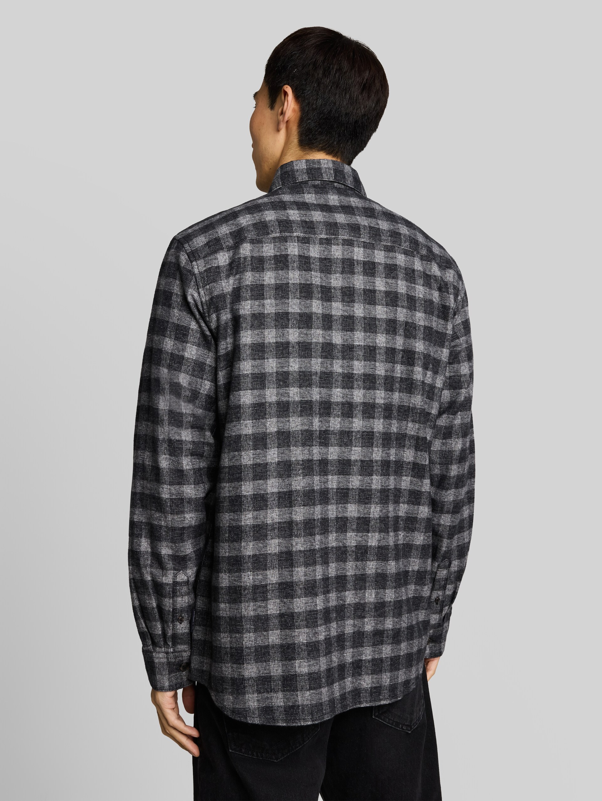 Regular Fit Flanell-Hemd mit Karomuster - black grindle check - Auschnitt Model-Rückansicht