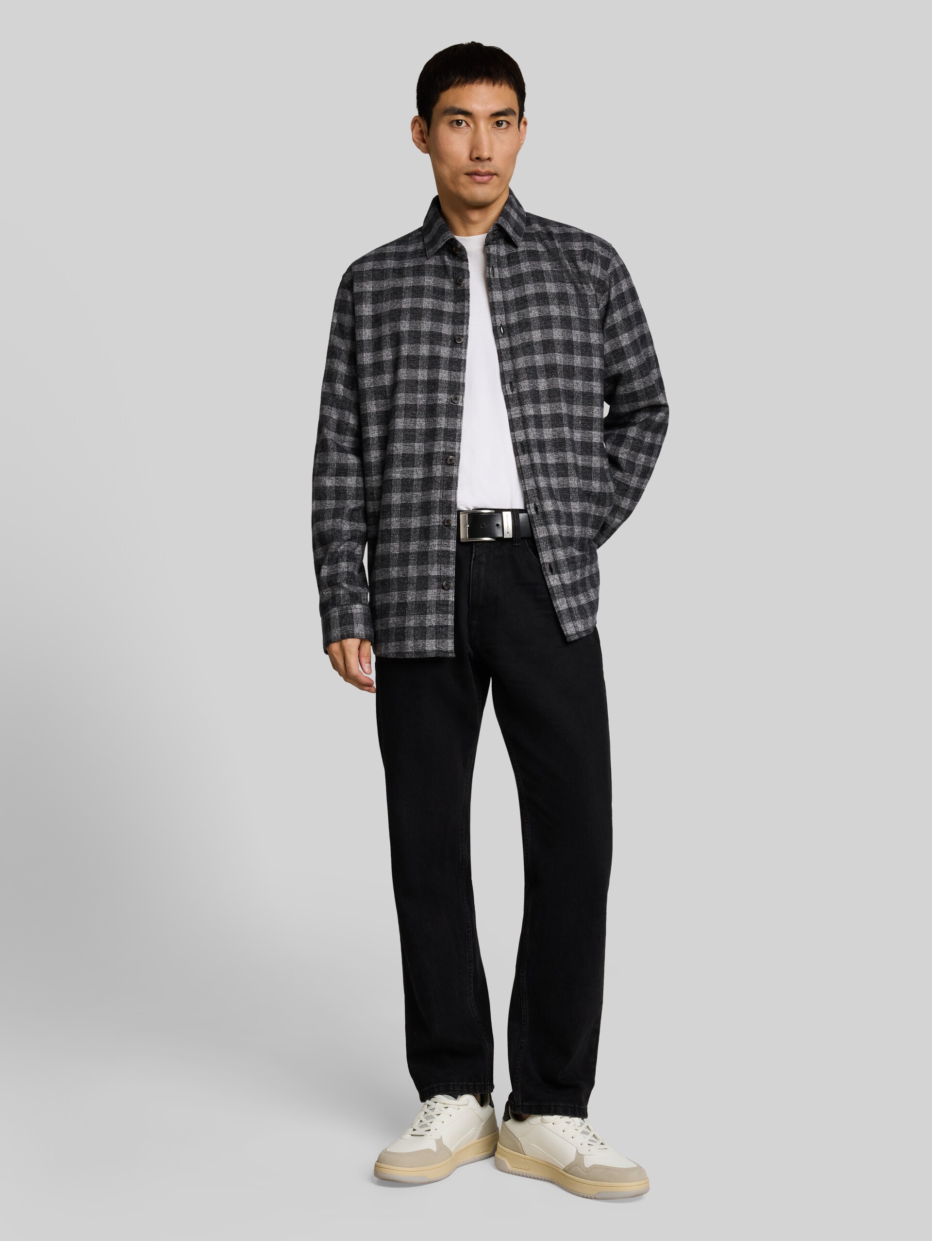 Regular Fit Flanell-Hemd mit Karomuster - black grindle check - Model-Vorderansicht