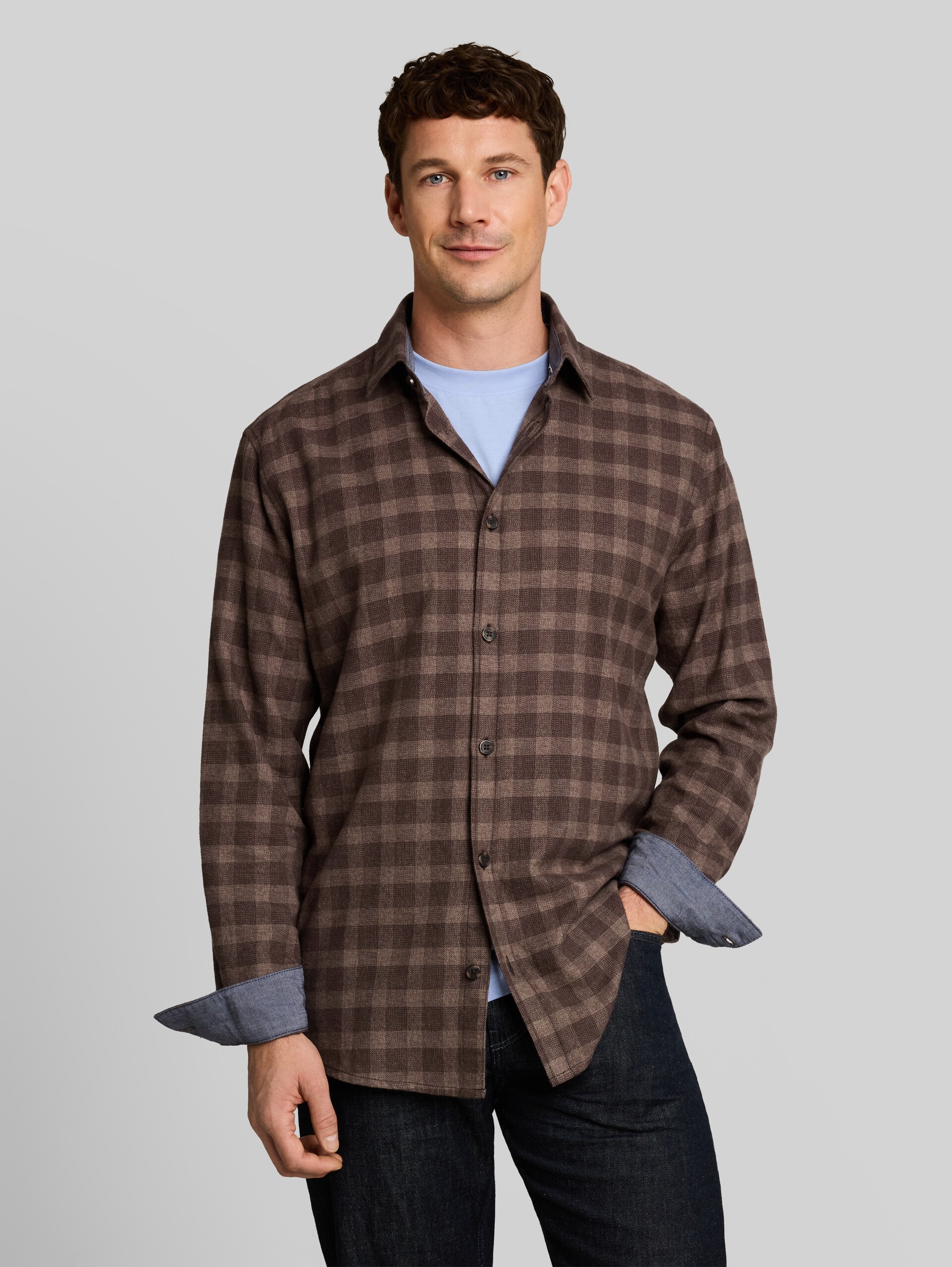 Regular Fit Flanell-Hemd mit Karomuster - dark brown grindle check - Ausschnitt Model-Vorderansicht