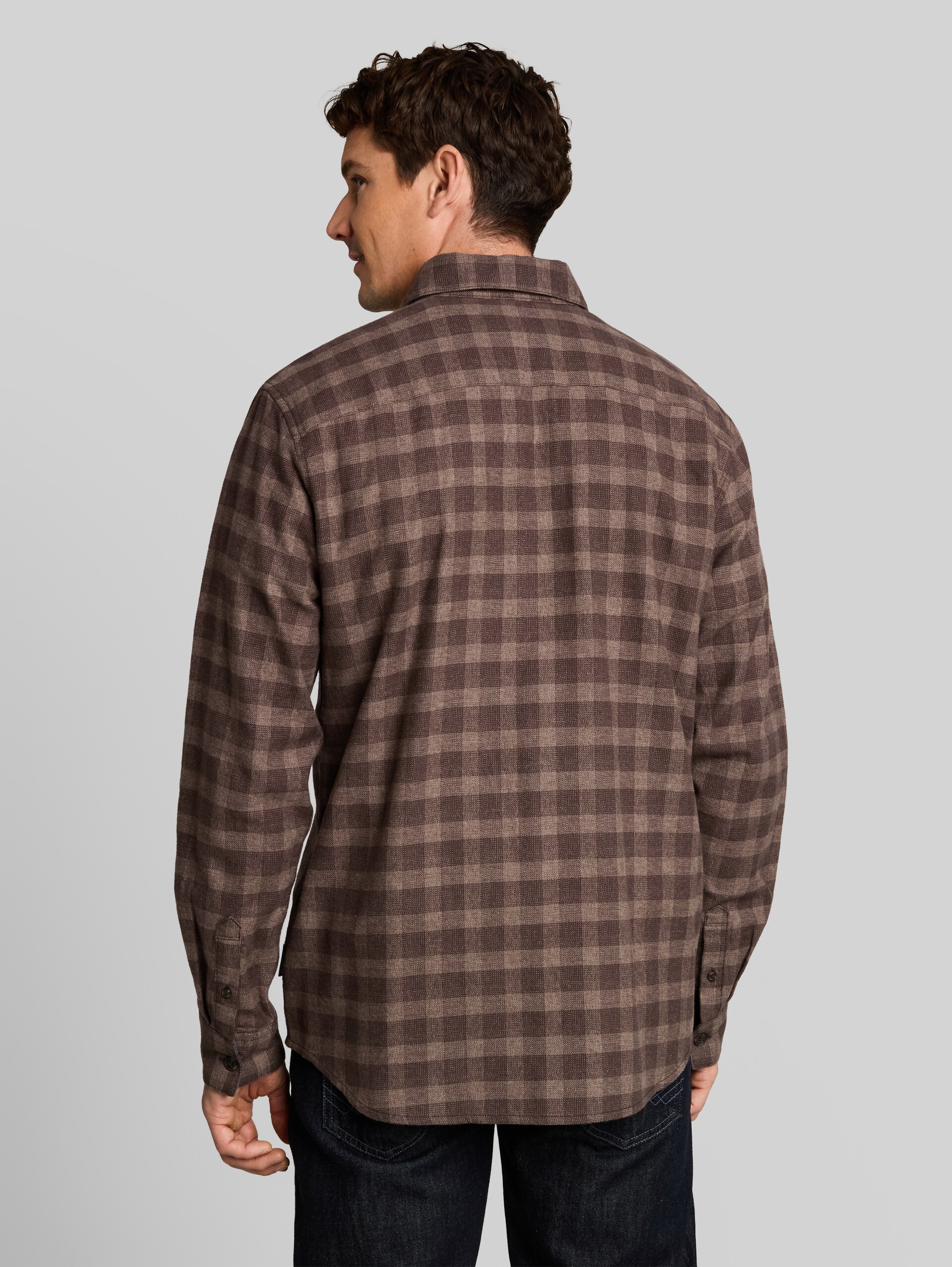 Regular Fit Flanell-Hemd mit Karomuster - dark brown grindle check - Auschnitt Model-Rückansicht