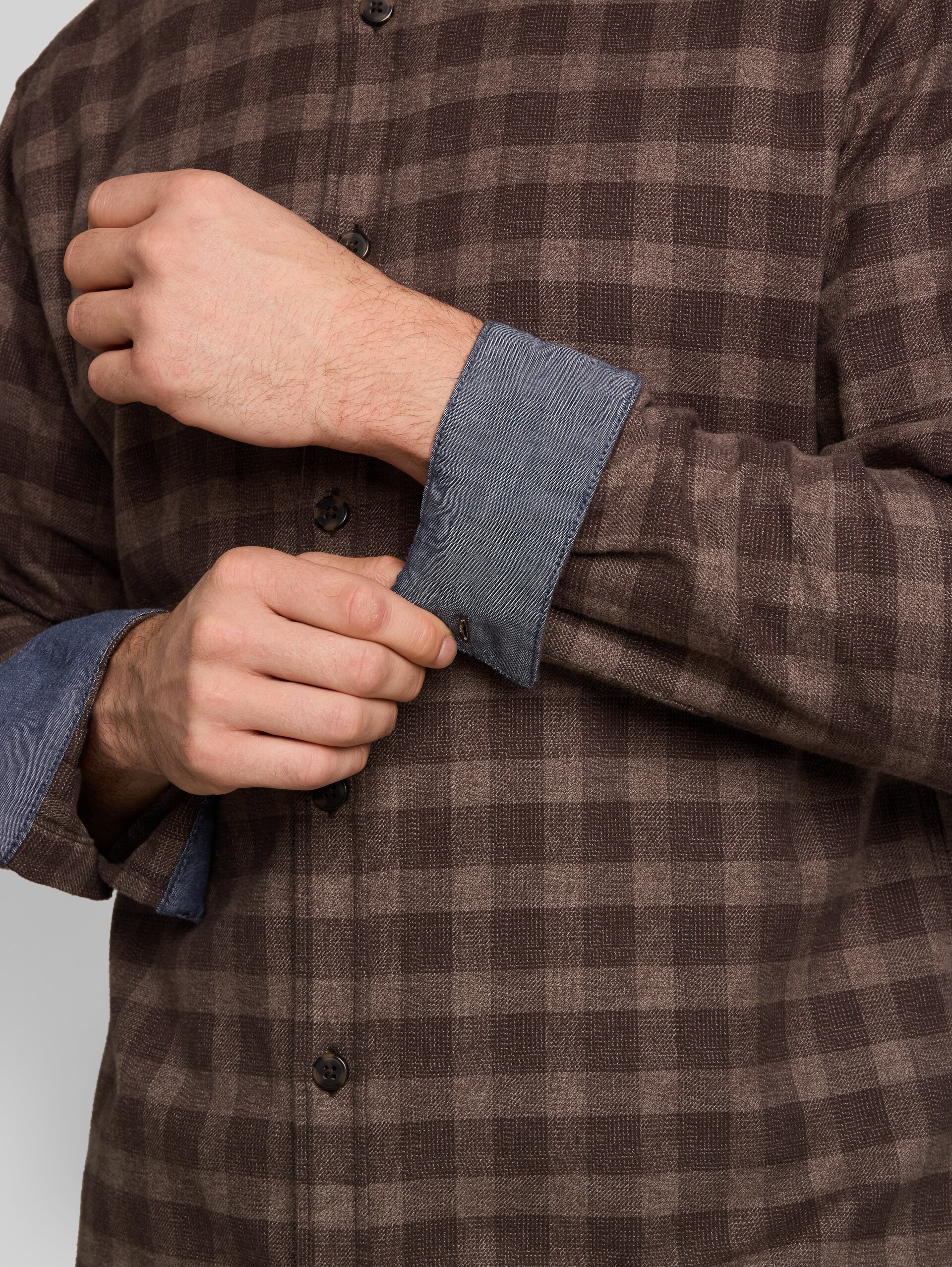 Regular Fit Flanell-Hemd mit Karomuster - dark brown grindle check - Detail-Model-Ansicht