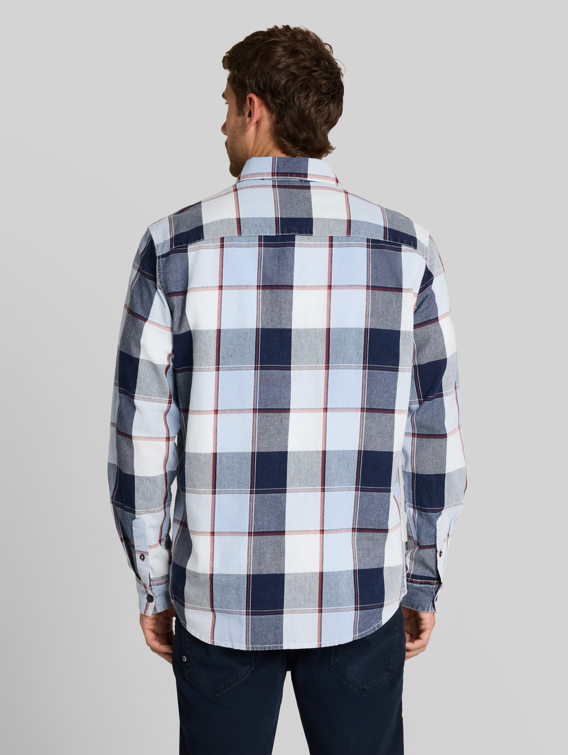 Regular Fit Hemd im Washed-Look - blue big check - Auschnitt Model-Rückansicht