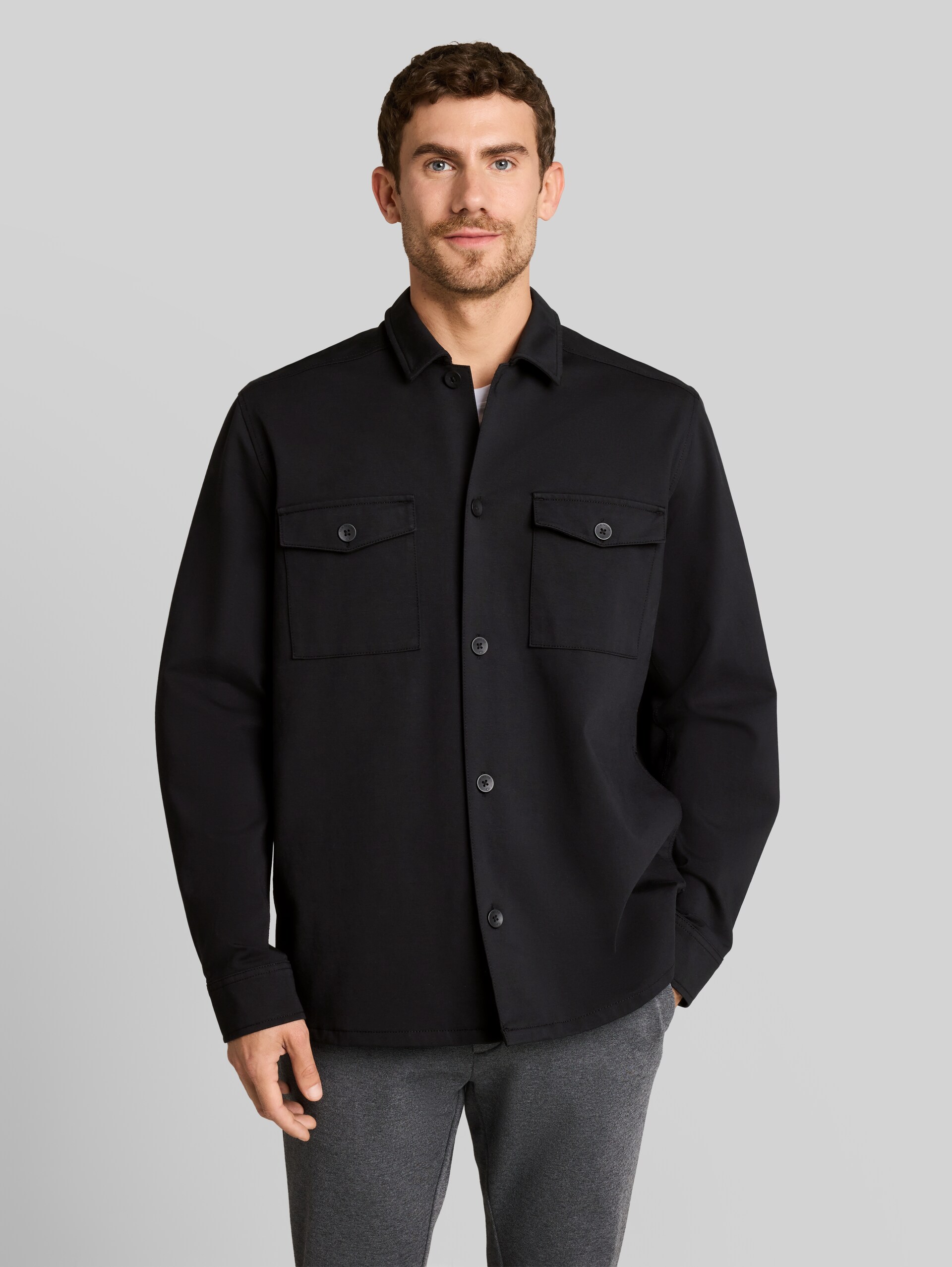 Sweat-overshirt met zakken - Black - Nek model vooraanzicht
