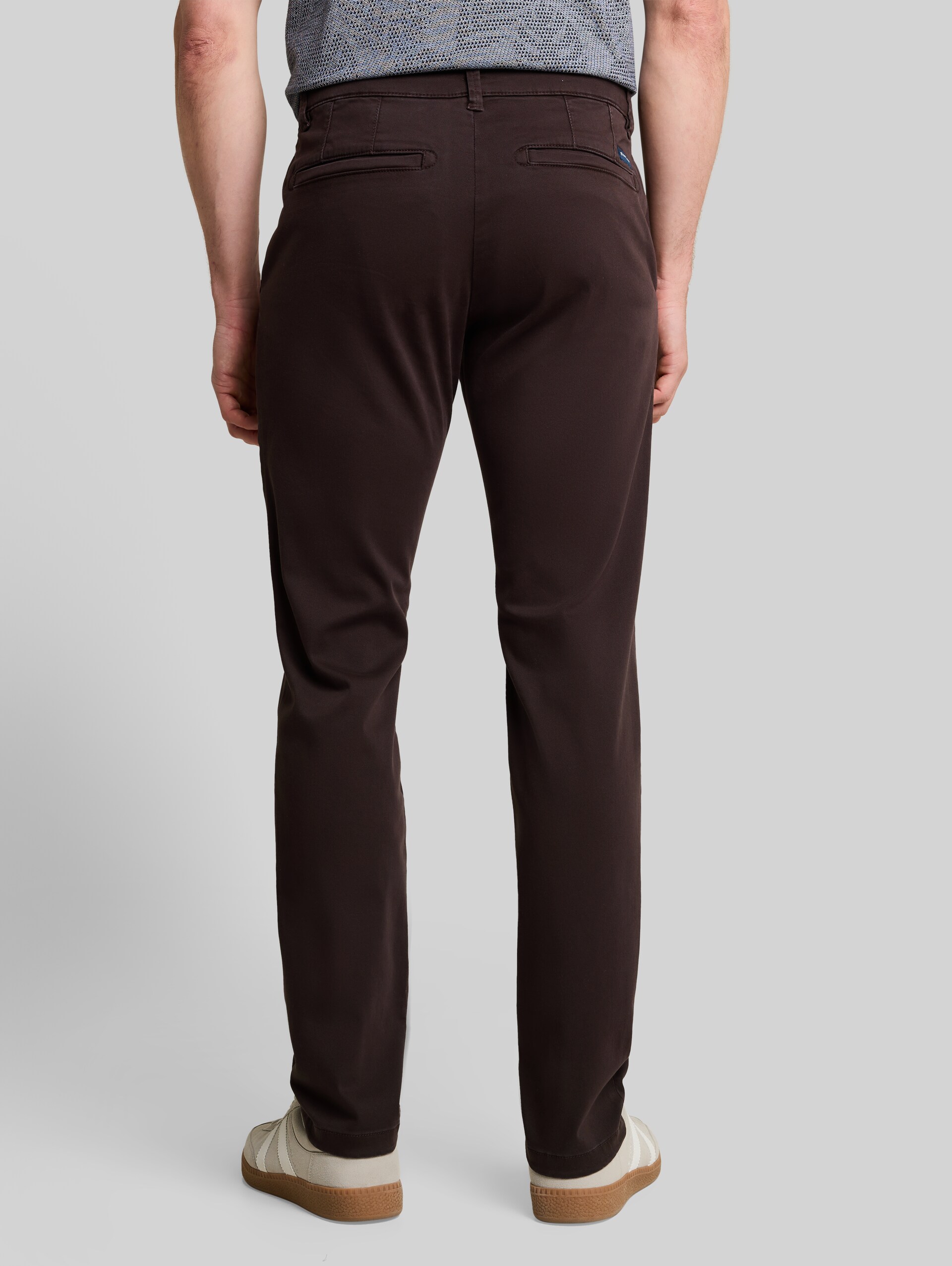 TTSIMON SLIM chino met gewassen look - Dark Chocolate Brown - Neklijn model-achteraanzicht