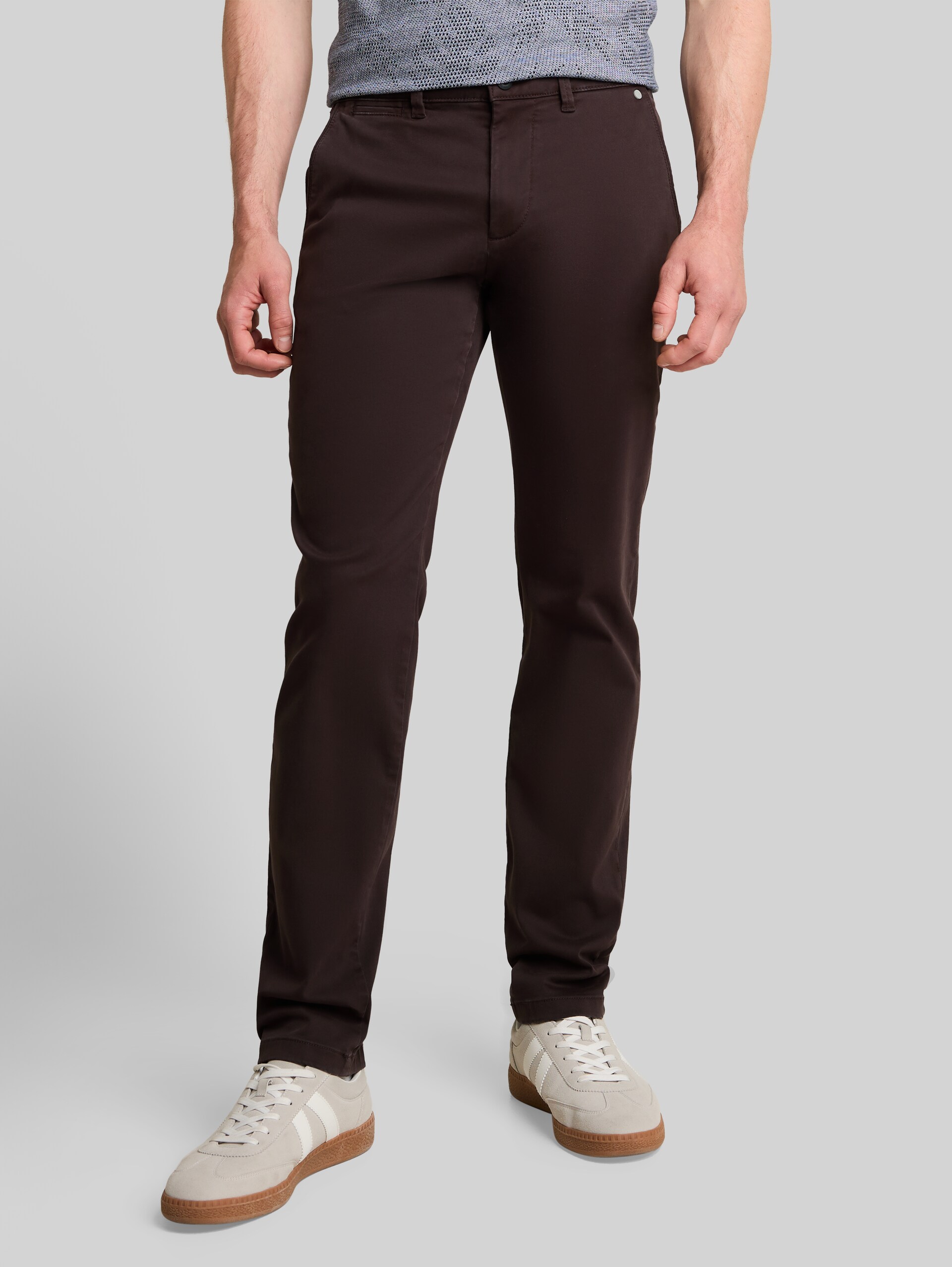 TTSIMON SLIM chino met gewassen look - Dark Chocolate Brown - Nek model vooraanzicht