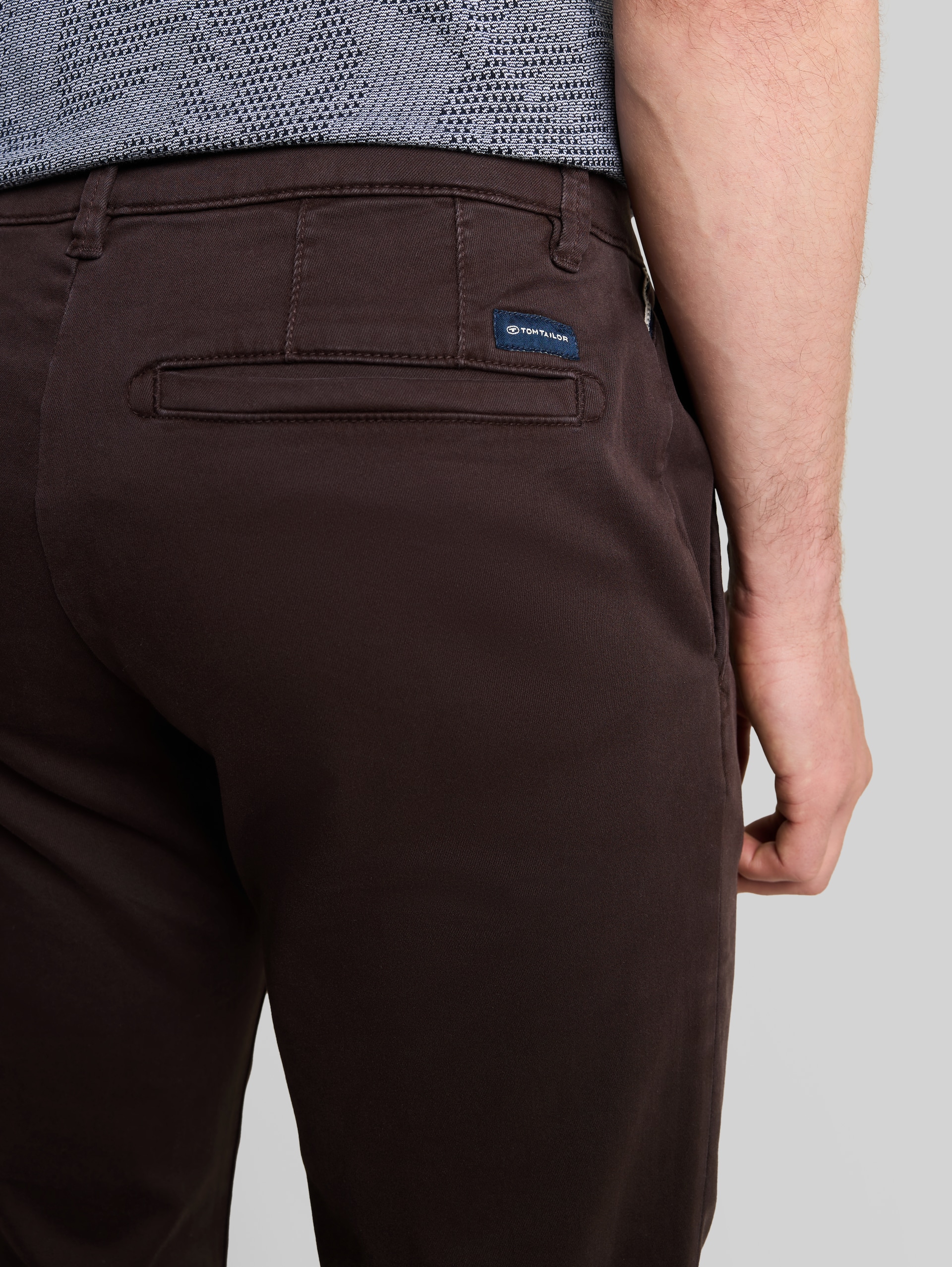 TTSIMON SLIM chino met gewassen look - Dark Chocolate Brown - Detailaanzicht model