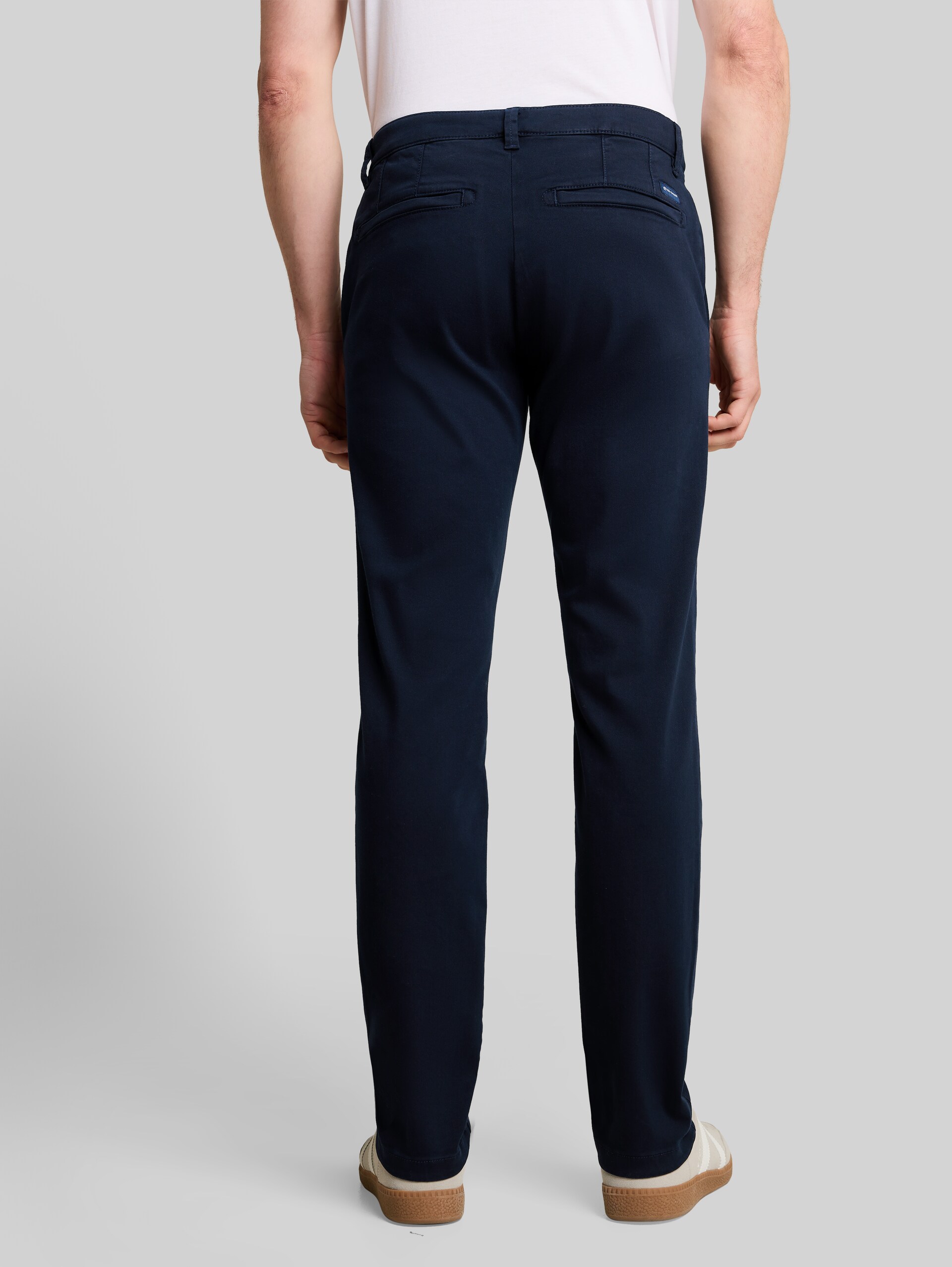 TTSIMON SLIM Chino Hose im Washed-Look - sky captain blue - Auschnitt Model-Rückansicht