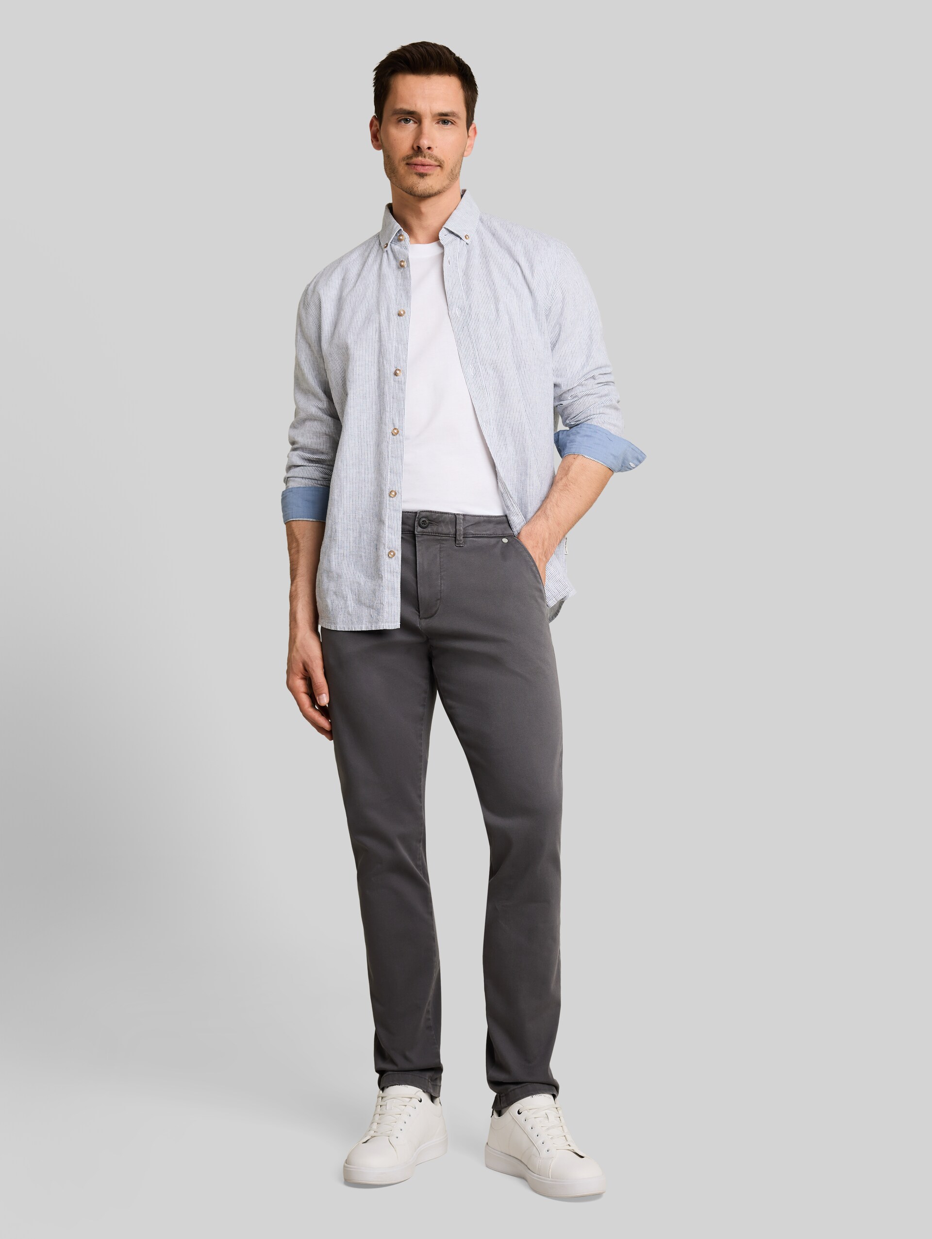TTSIMON SLIM chino met gewassen look - Tarmac Grey - Model vooraanzicht