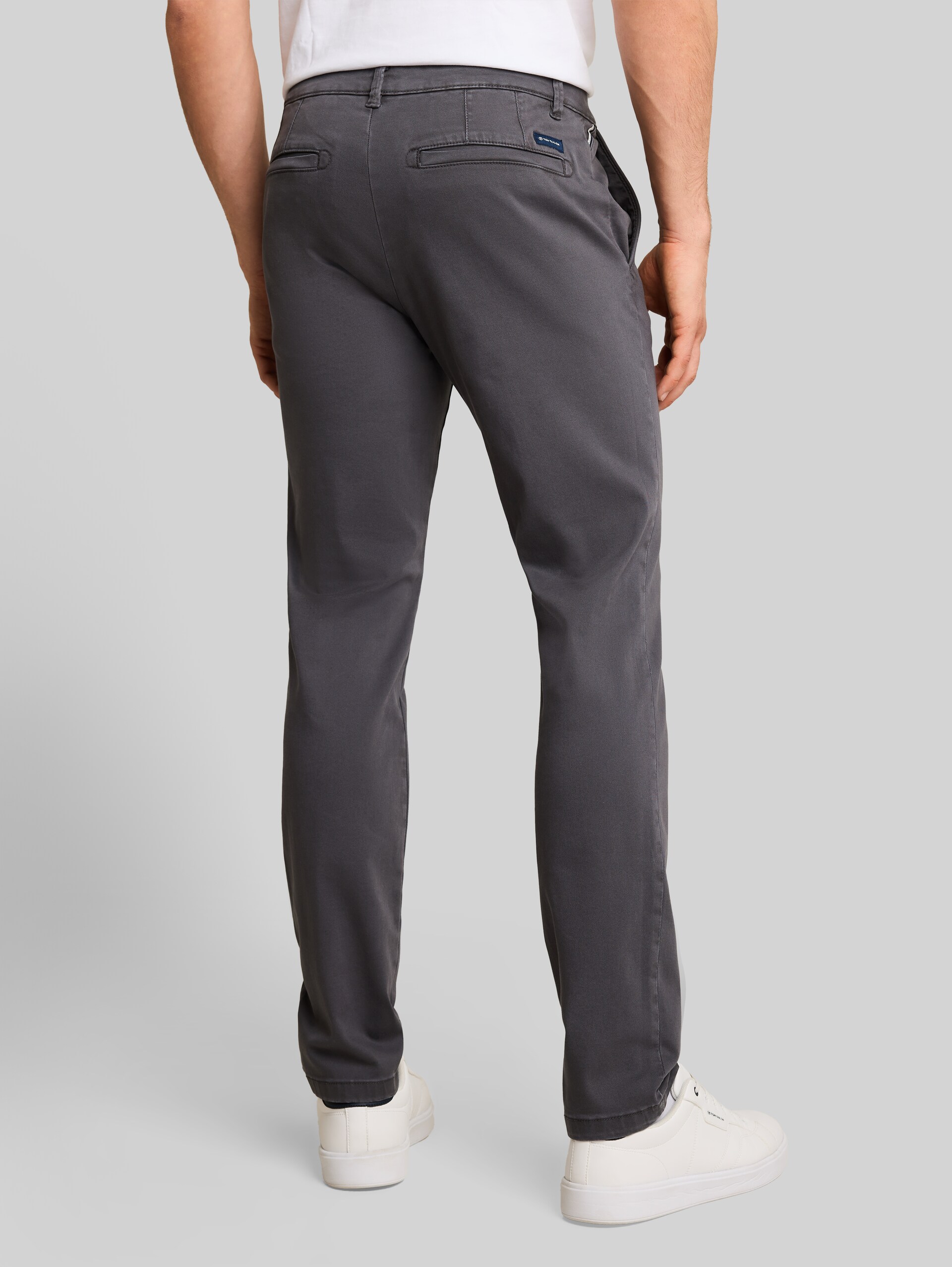 TTSIMON SLIM chino met gewassen look - Tarmac Grey - Neklijn model-achteraanzicht