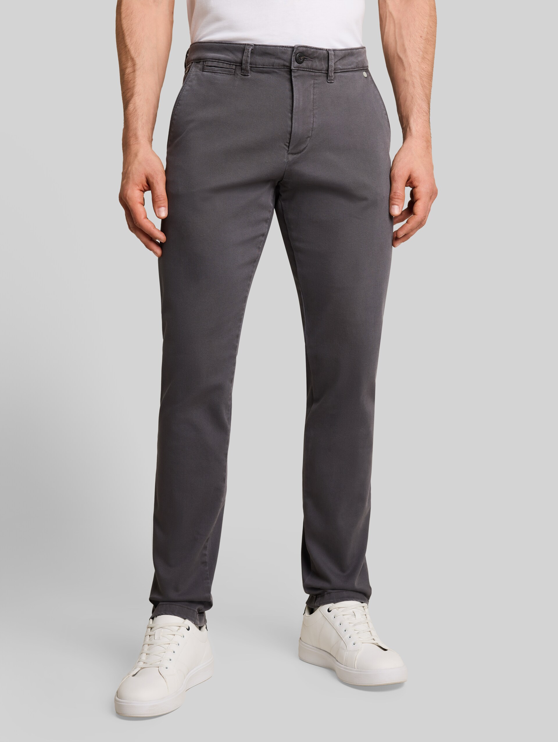 TTSIMON SLIM chino met gewassen look - Tarmac Grey - Nek model vooraanzicht