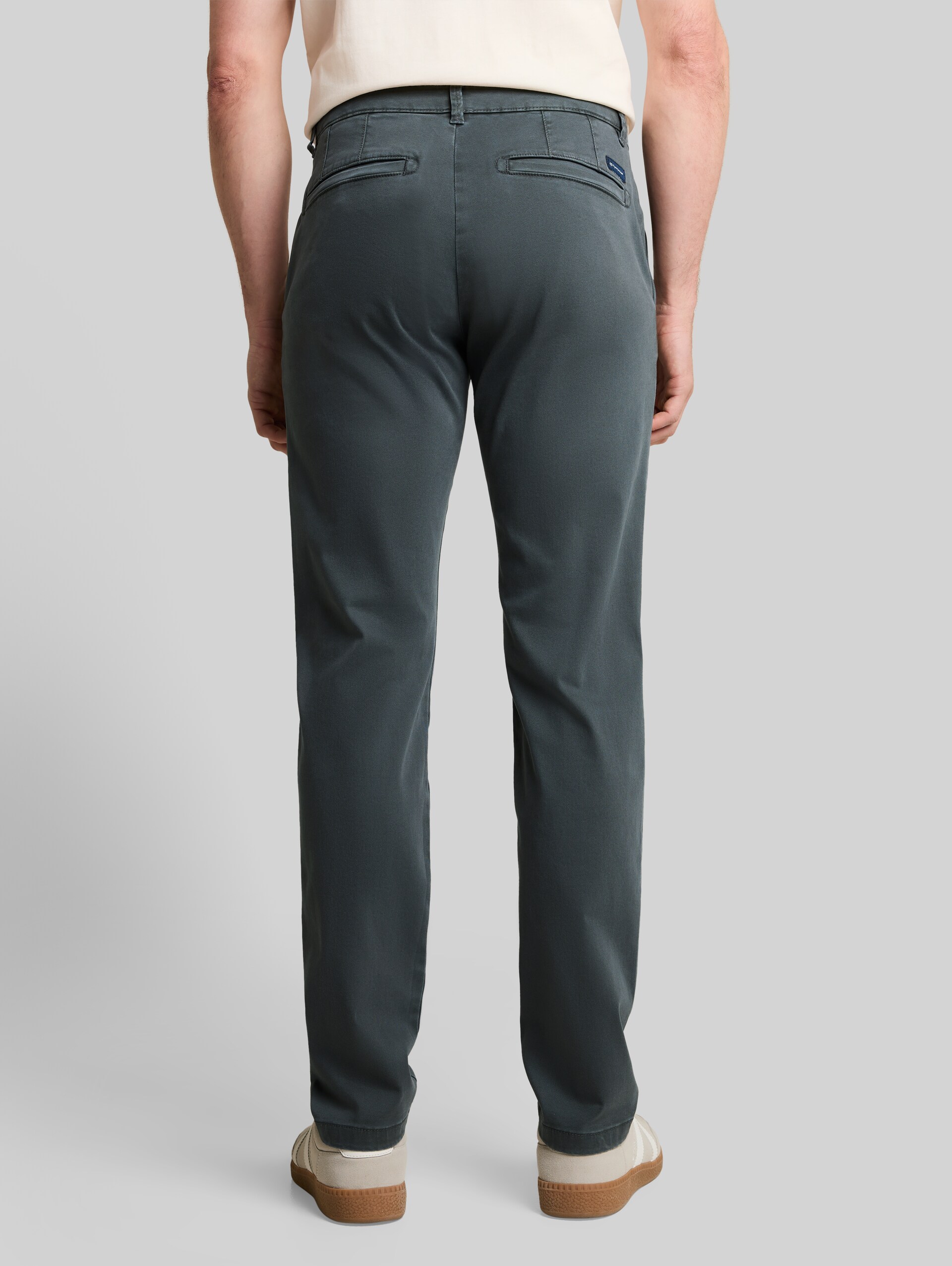 TTSIMON SLIM chino met gewassen look - Darkest Olive - Neklijn model-achteraanzicht