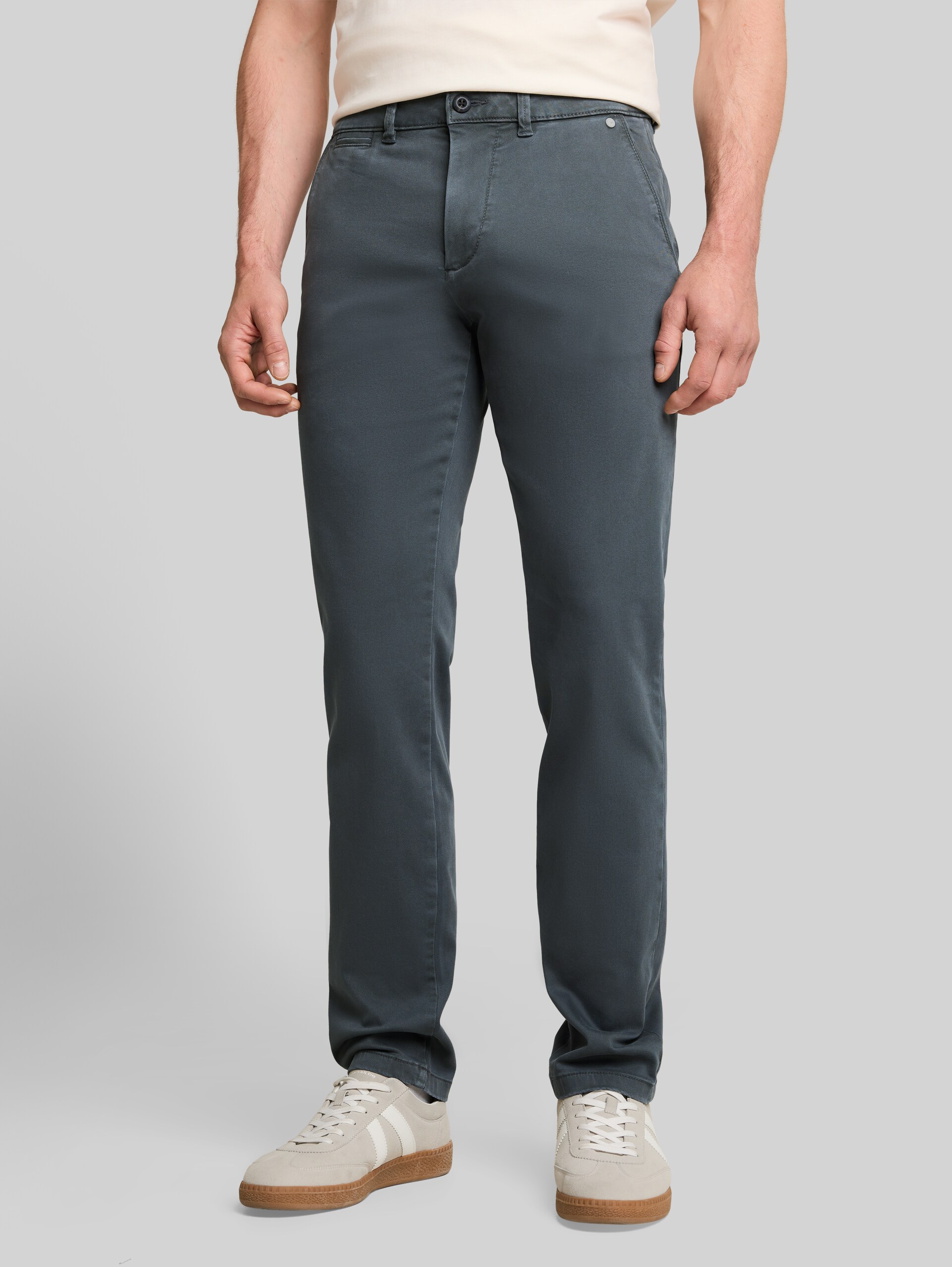 TTSIMON SLIM chino met gewassen look - Darkest Olive - Nek model vooraanzicht