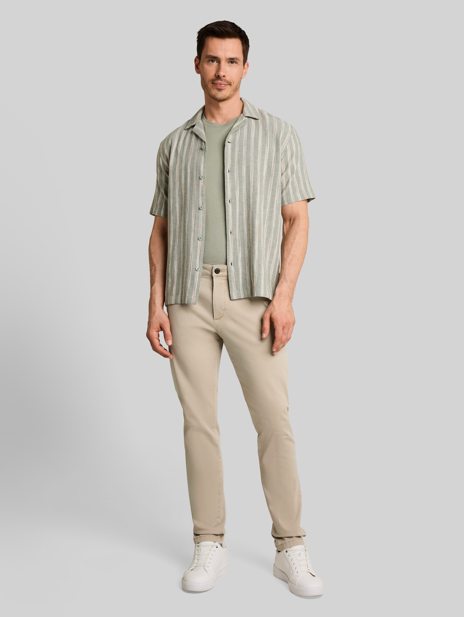 TTSIMON SLIM chino met gewassen look - plaza beige - Model vooraanzicht