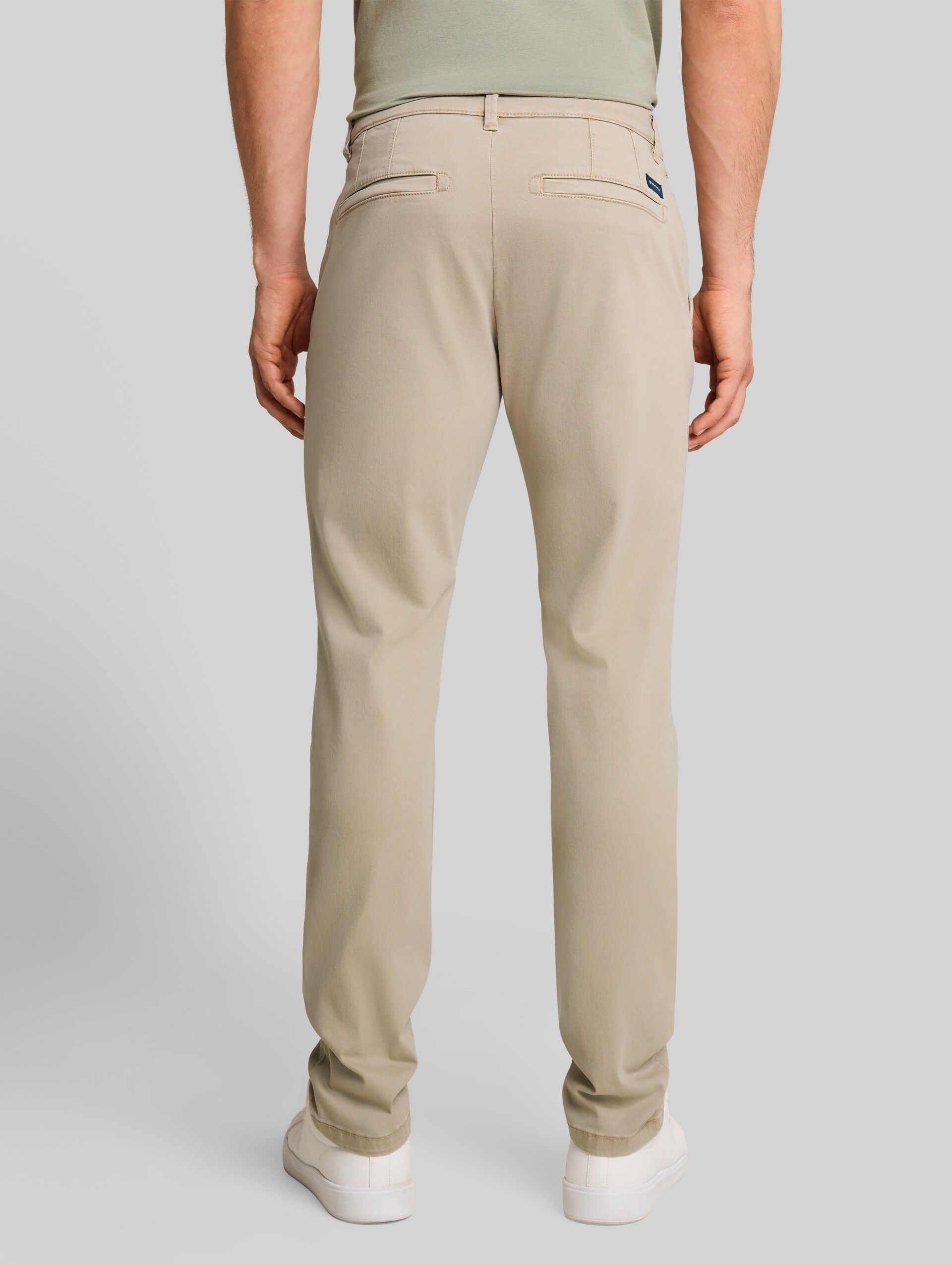 TTSIMON SLIM chino met gewassen look - plaza beige - Neklijn model-achteraanzicht