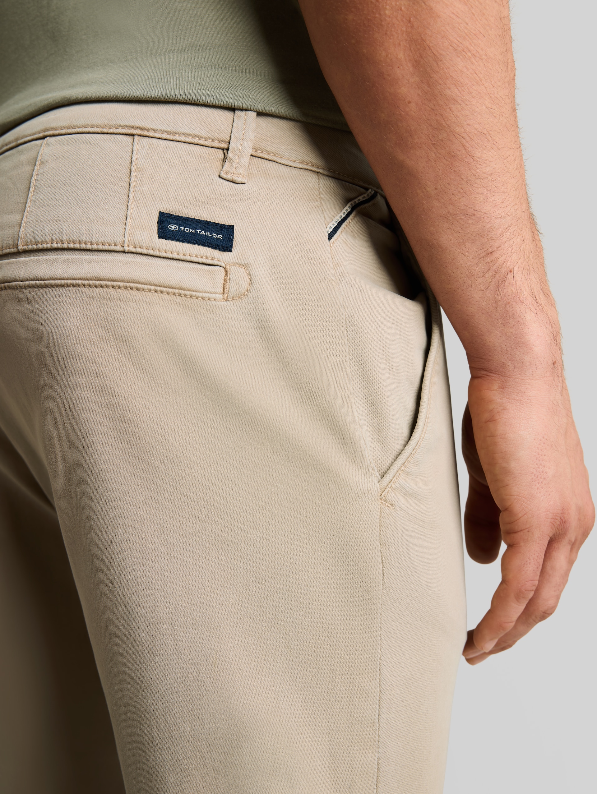 TTSIMON SLIM chino met gewassen look - plaza beige - Detailaanzicht model