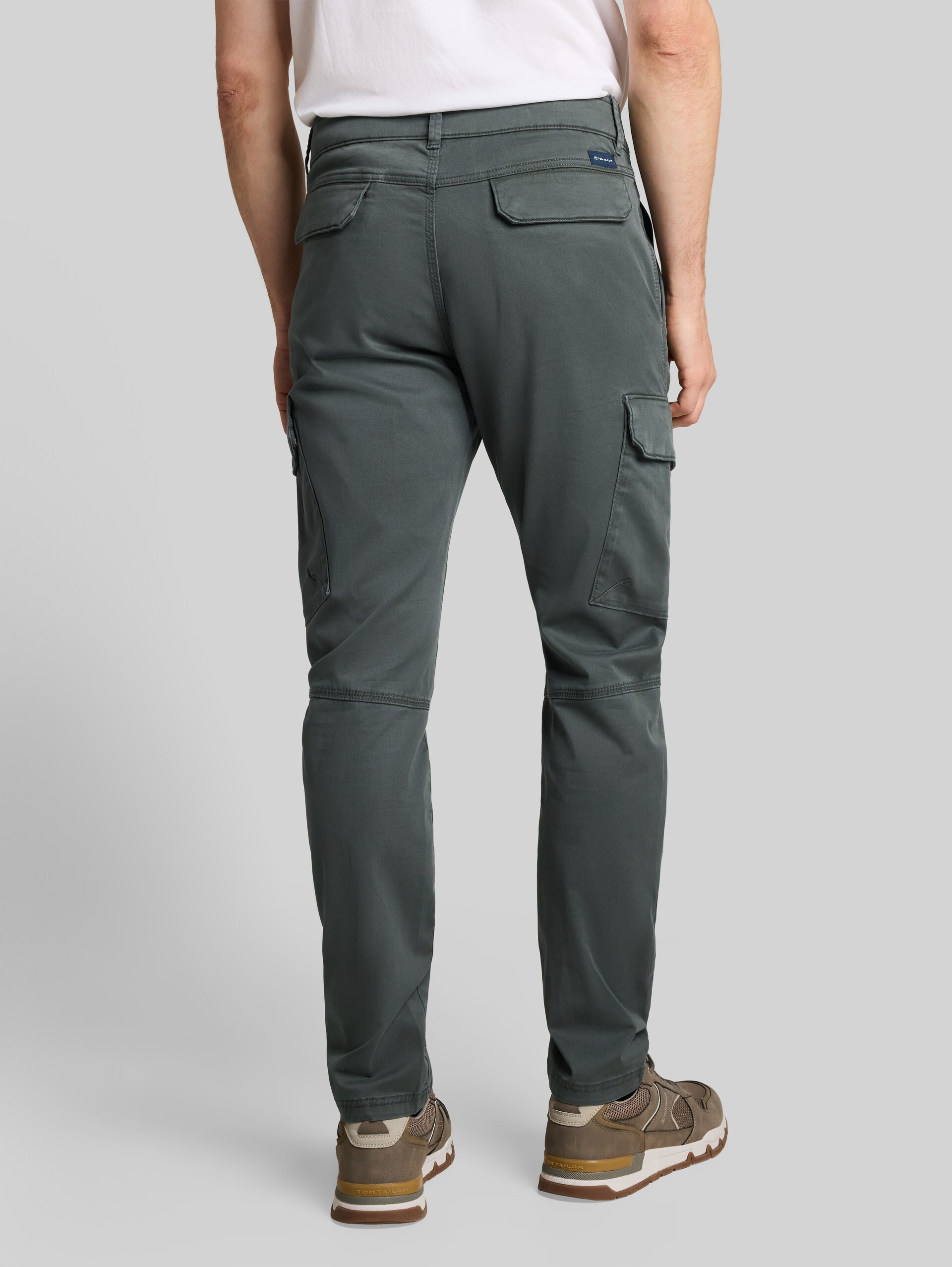 TTTYLER TAPERED cargobroek in gewassen look - Darkest Olive - Neklijn model-achteraanzicht