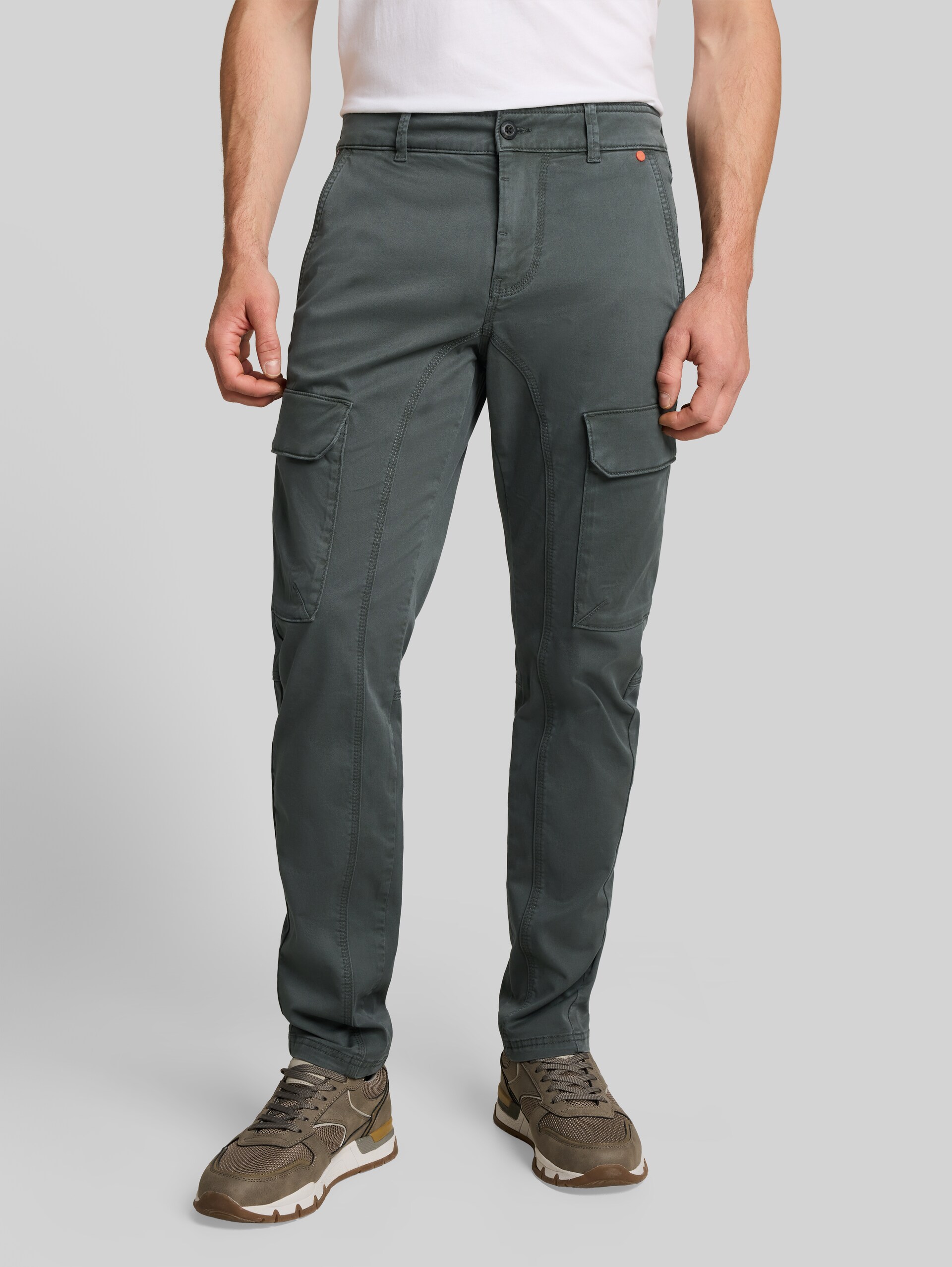 TTTYLER TAPERED cargobroek in gewassen look - Darkest Olive - Nek model vooraanzicht