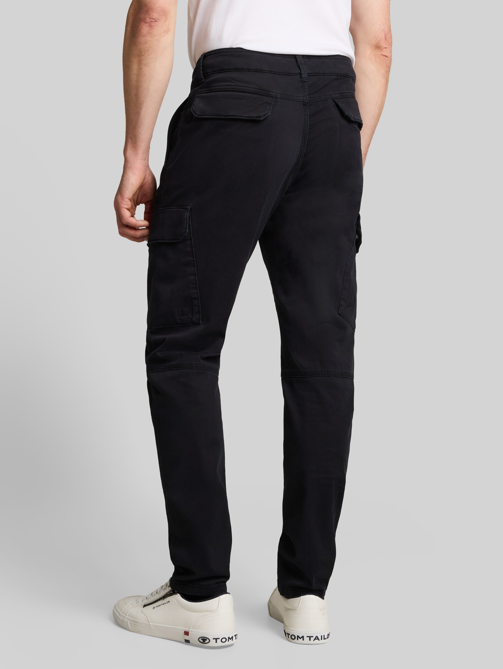 TTTYLER TAPERED cargobroek in gewassen look - Black - Neklijn model-achteraanzicht