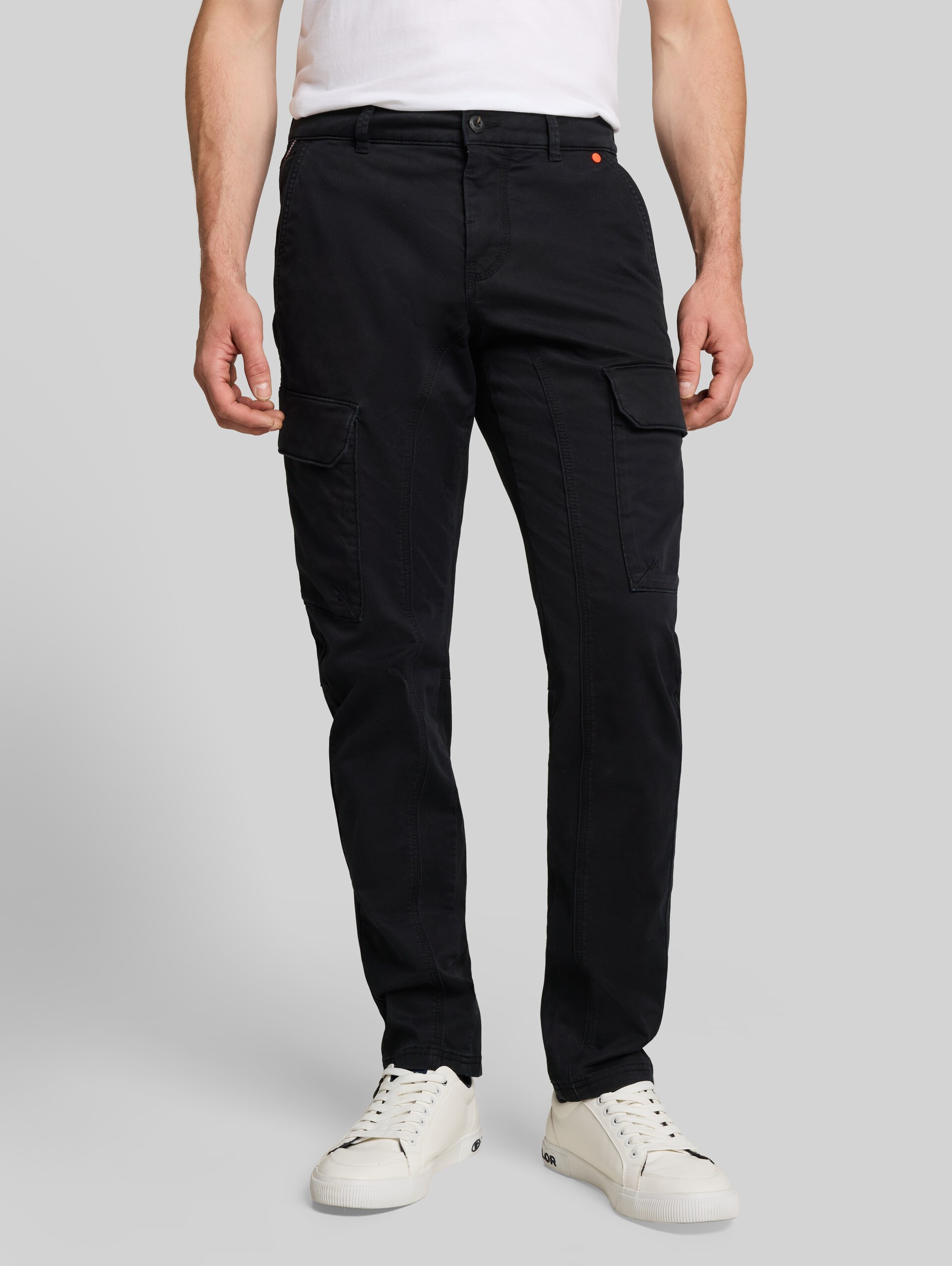 TTTYLER TAPERED cargobroek in gewassen look - Black - Nek model vooraanzicht