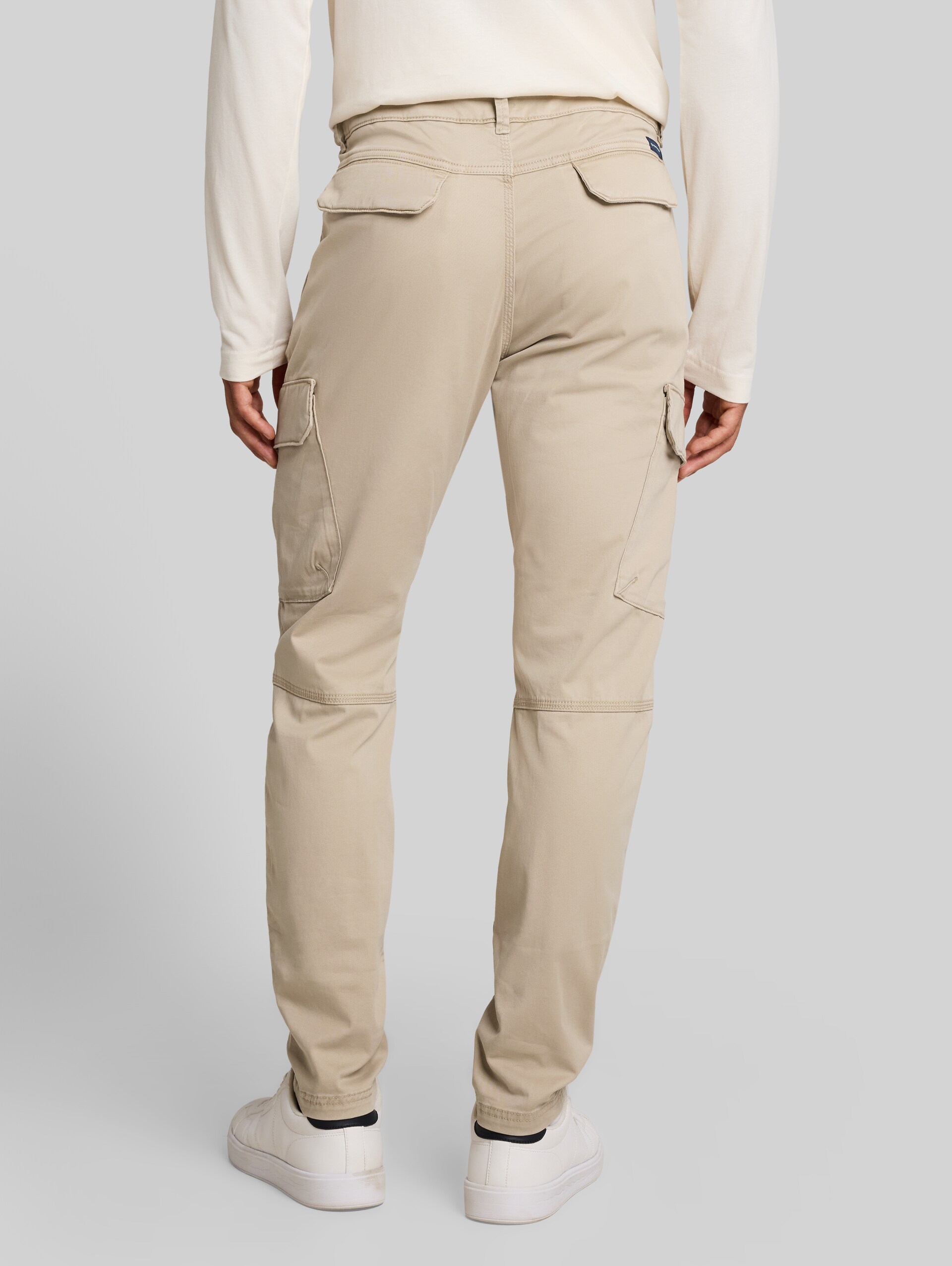 TTTYLER TAPERED cargobroek in gewassen look - plaza beige - Neklijn model-achteraanzicht