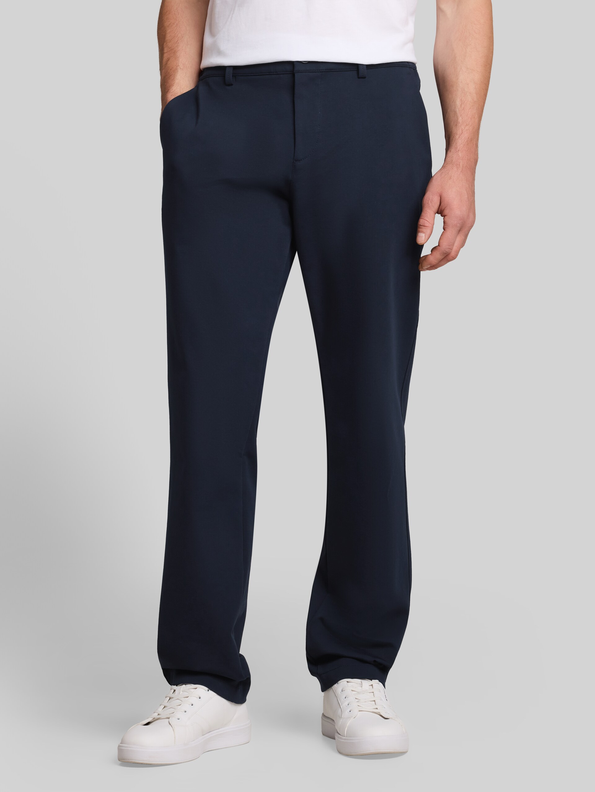TTRUPERT REGULAR chino - sky captain blue - Nek model vooraanzicht