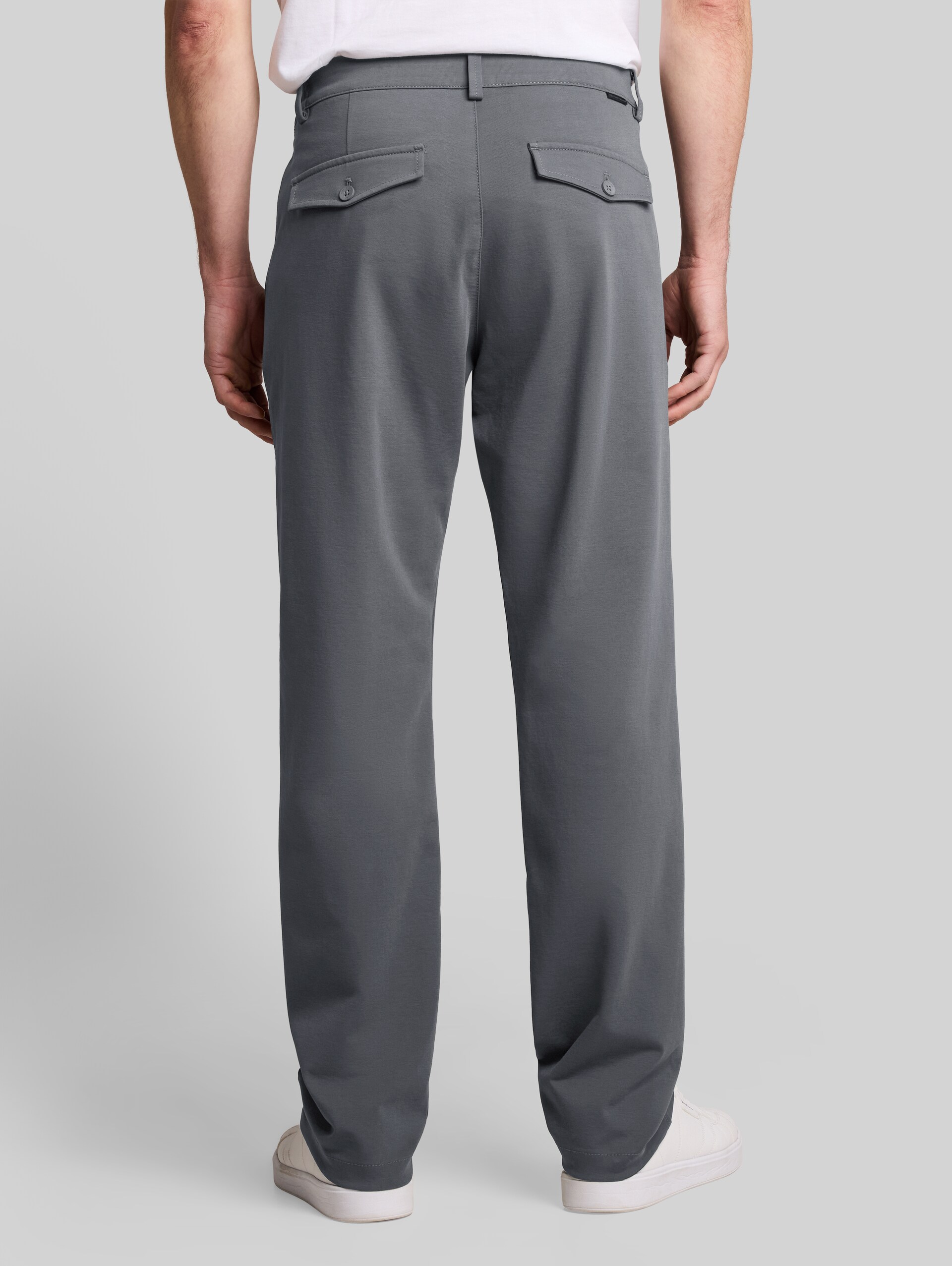 TTRUPERT REGULAR chino - Darkest Olive - Neklijn model-achteraanzicht