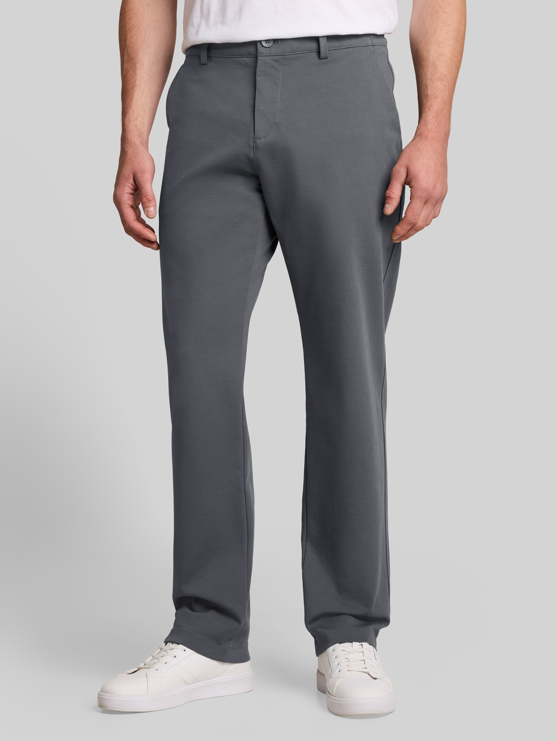 TTRUPERT REGULAR chino - Darkest Olive - Nek model vooraanzicht