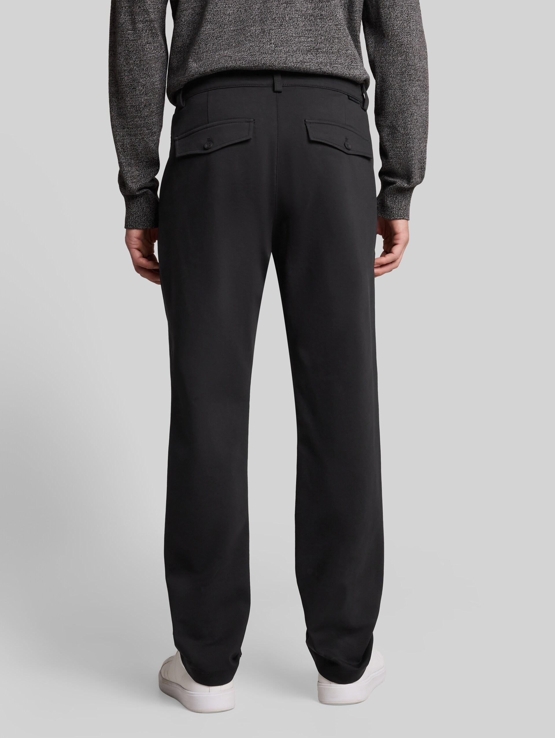 TTRUPERT REGULAR chino - Black - Neklijn model-achteraanzicht