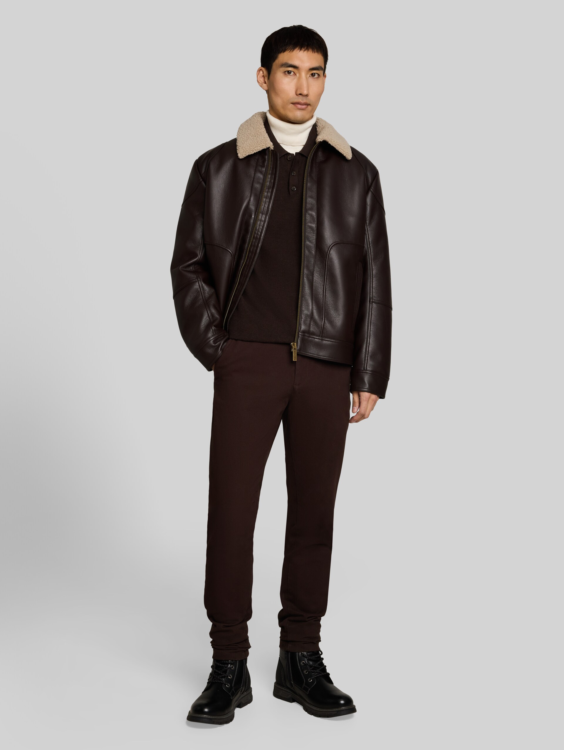TTSIMON SLIM chino van katoen - Dark Chocolate Brown - Model vooraanzicht