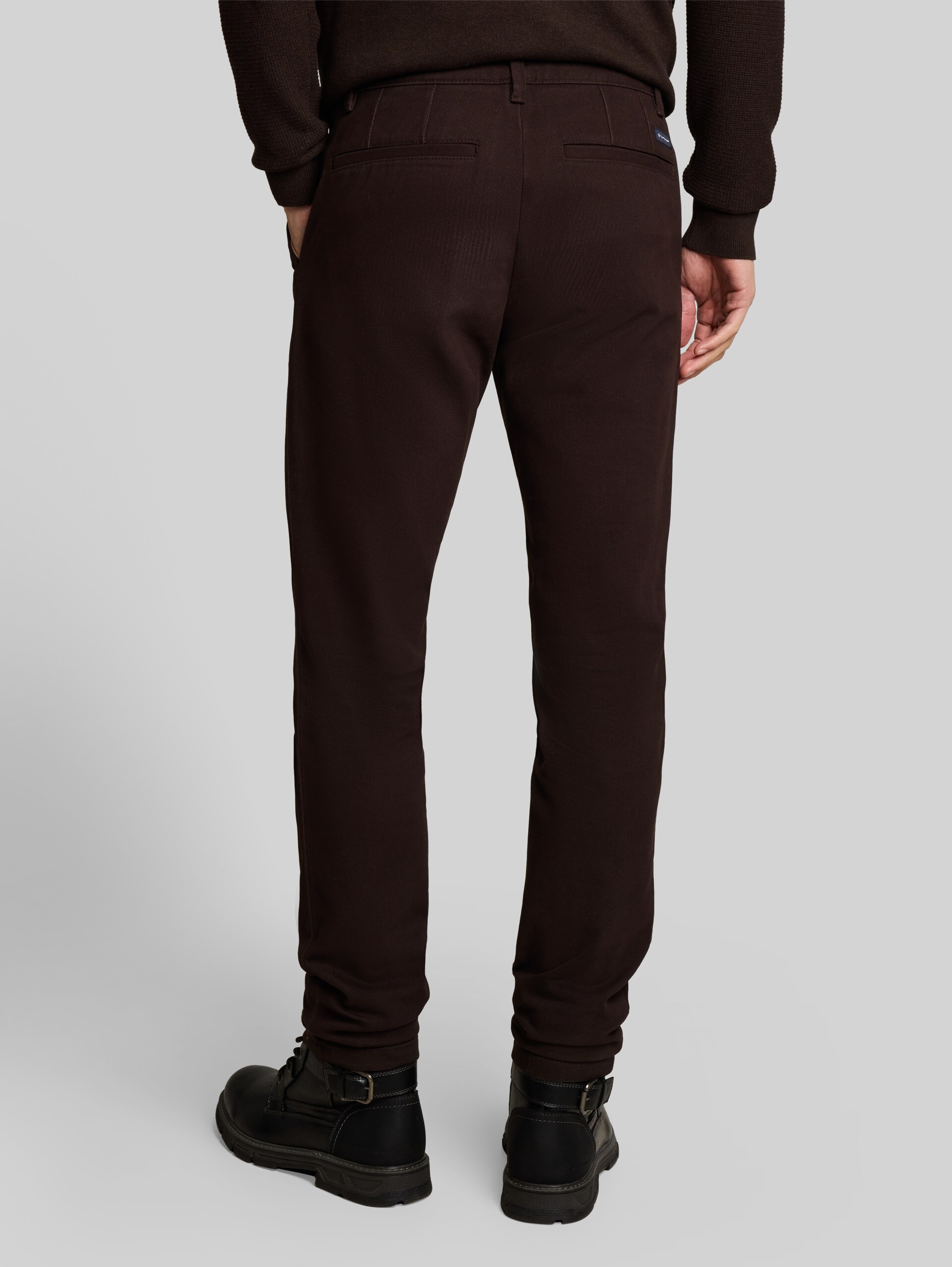 TTSIMON SLIM chino van katoen - Dark Chocolate Brown - Neklijn model-achteraanzicht