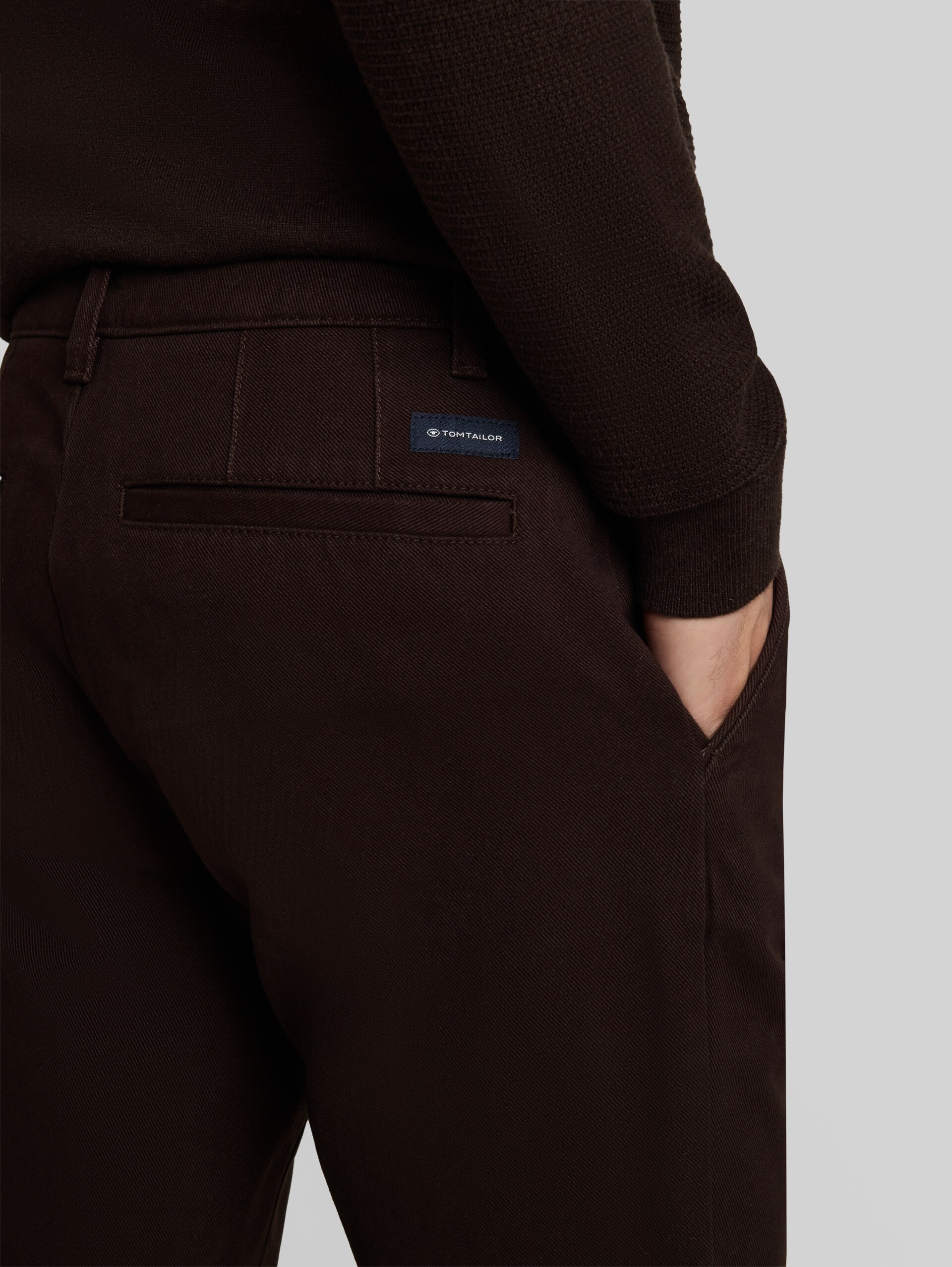 TTSIMON SLIM chino van katoen - Dark Chocolate Brown - Detailaanzicht model