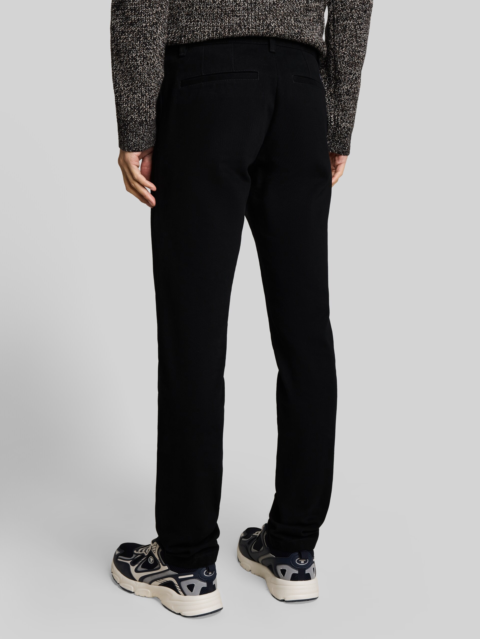 TTSIMON SLIM Chino Hose aus Baumwolle - Black - Auschnitt Model-Rückansicht