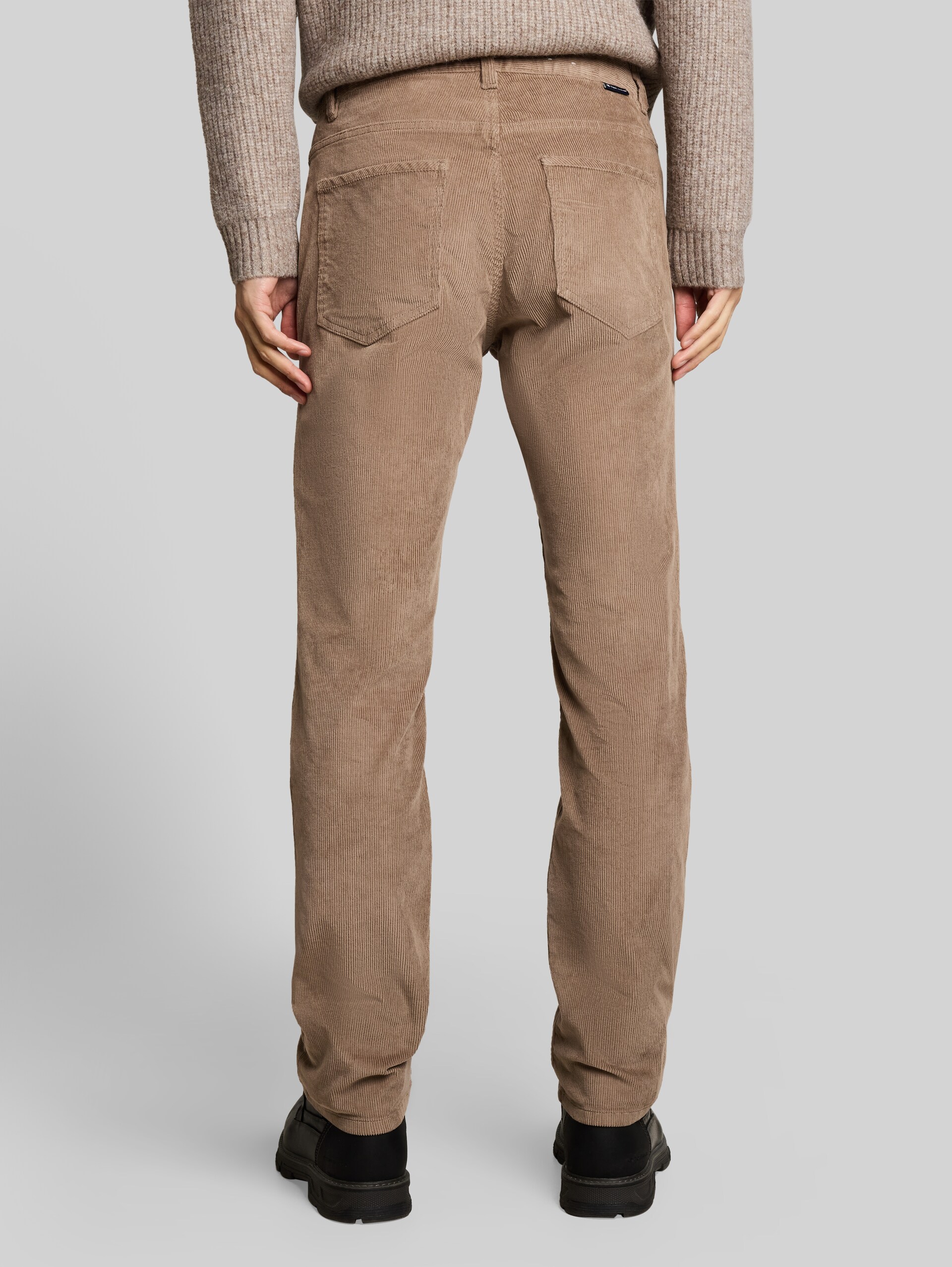 TTMARVIN STRAIGHT Cordhose - Driftwood Taupe - Auschnitt Model-Rückansicht