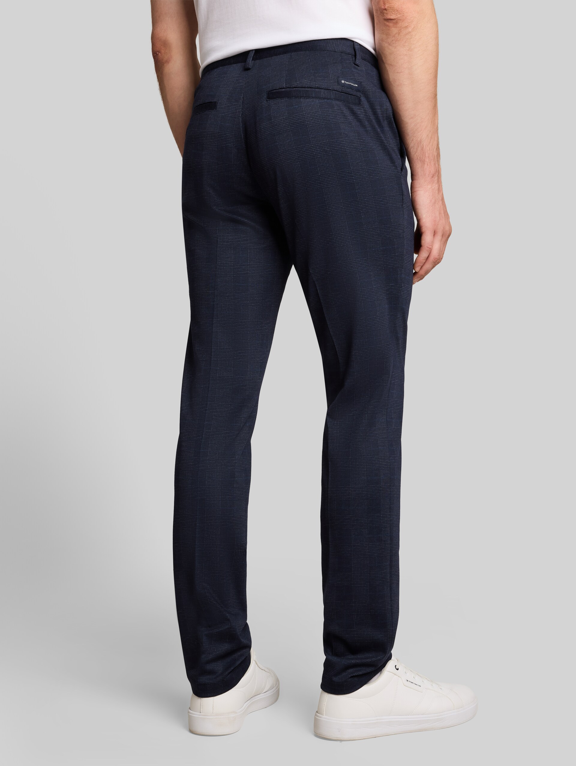 TTSIMON SLIM Chino Hose mit Karomuster - navy houndstooth check design - Auschnitt Model-Rückansicht
