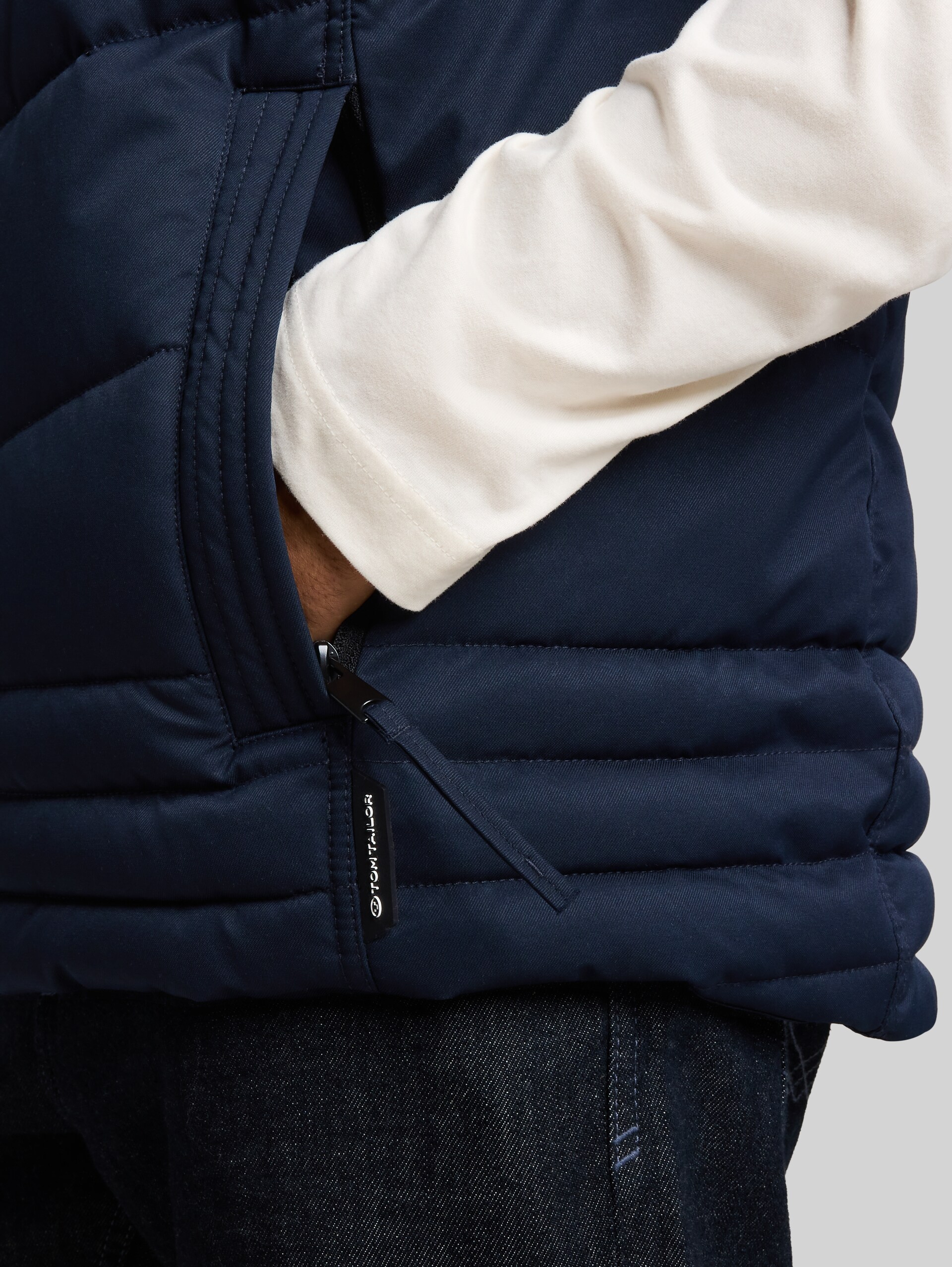 Puffer-vest met afneembare capuchon - sky captain blue - Detailaanzicht model