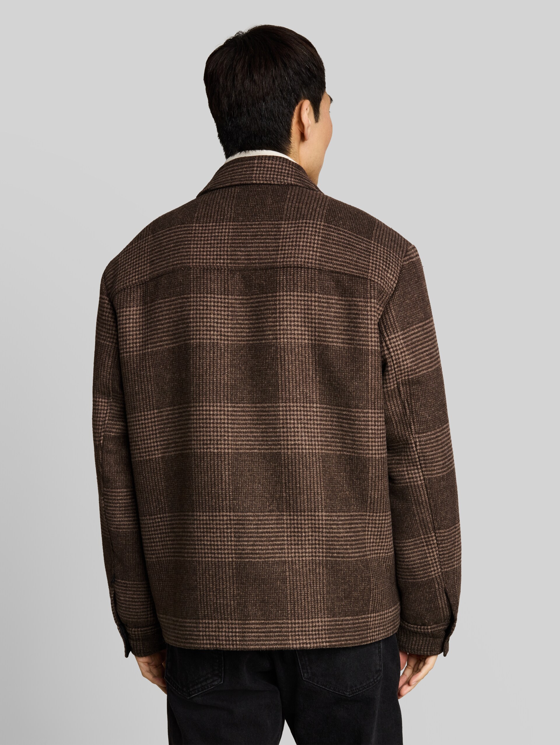Overshirt mit Wollanteil - taupe check - Model-Rückansicht