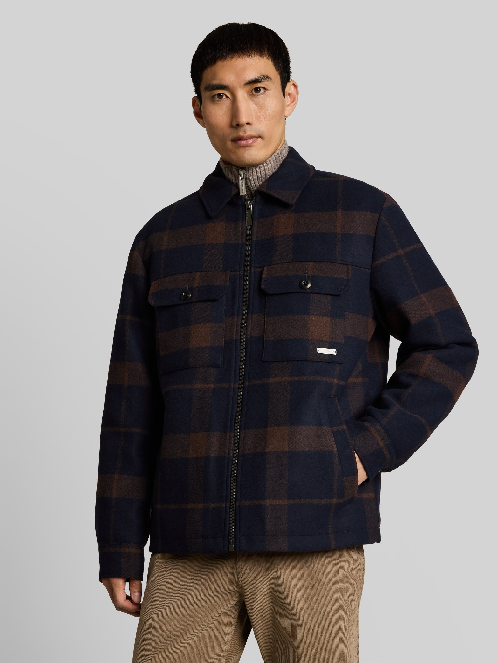 Overshirt mit Wollanteil - navy camel check - Model-Vorderansicht
