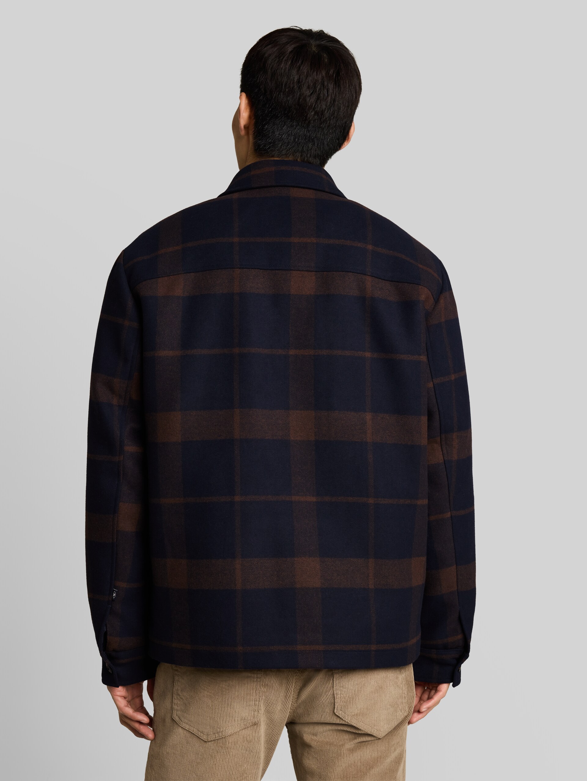 Overshirt mit Wollanteil - navy camel check - Model-Rückansicht