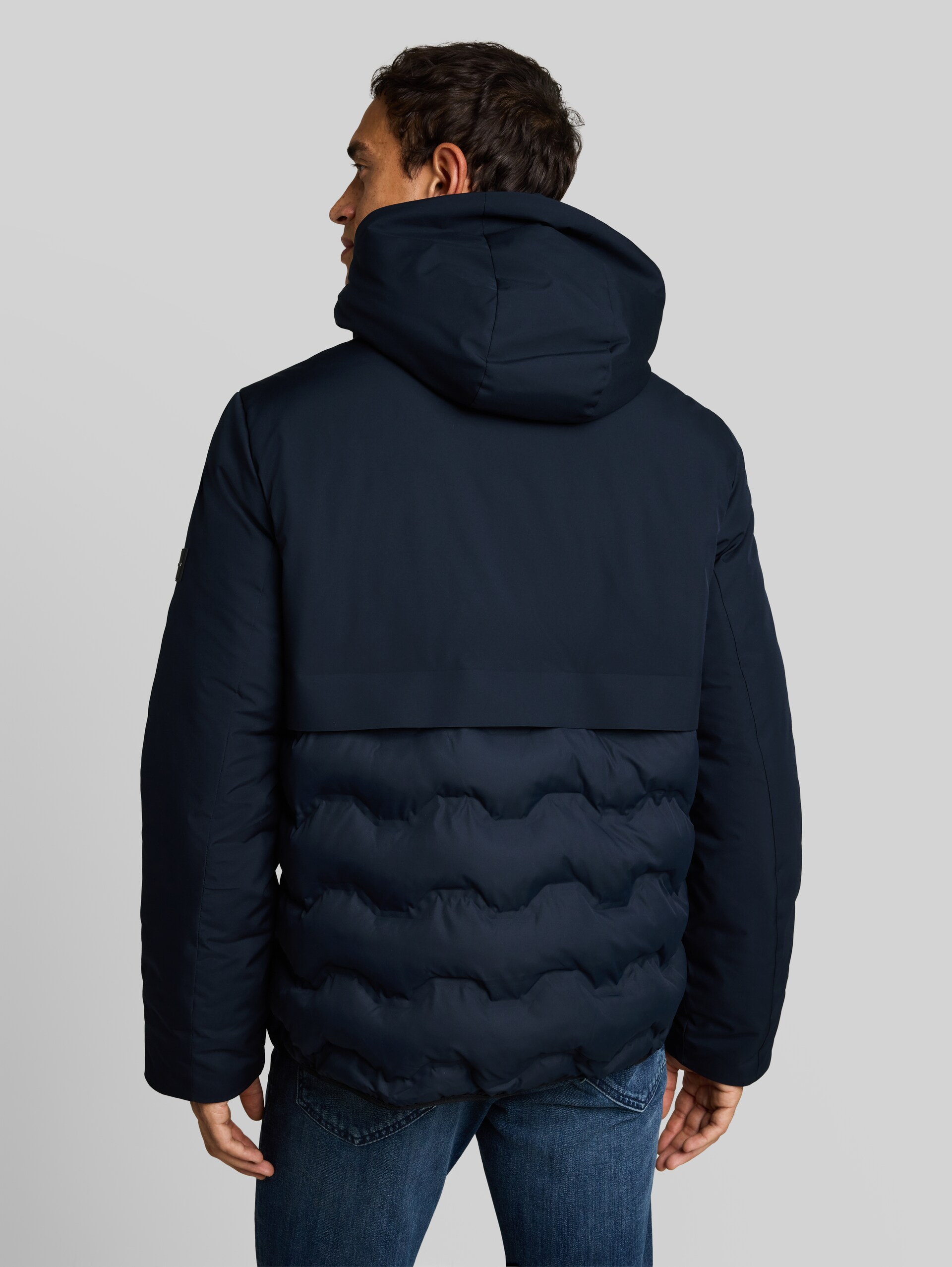 Hybrid Pufferjacke mit Kapuze - sky captain blue - Model-Rückansicht