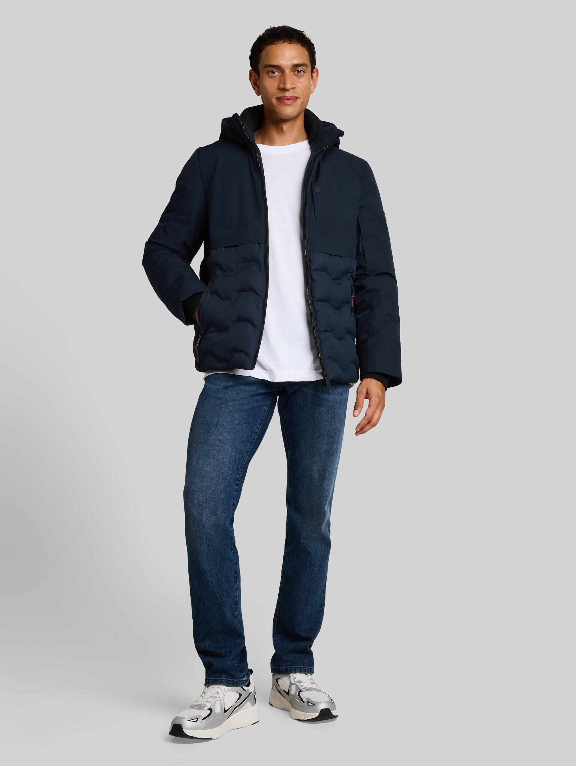 Hybrid Pufferjacke mit Kapuze - sky captain blue - seitliche Model-Ansicht