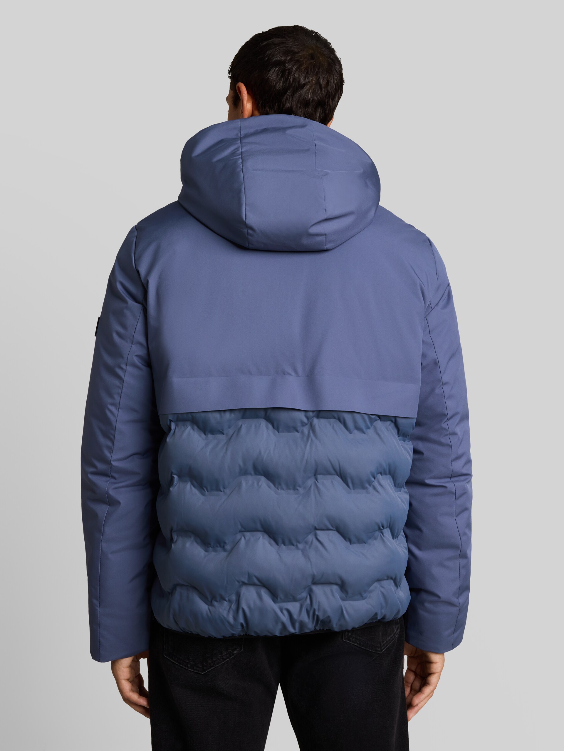 Hybrid Pufferjacke mit Kapuze - Vintage Indigo Blue - Model-Rückansicht