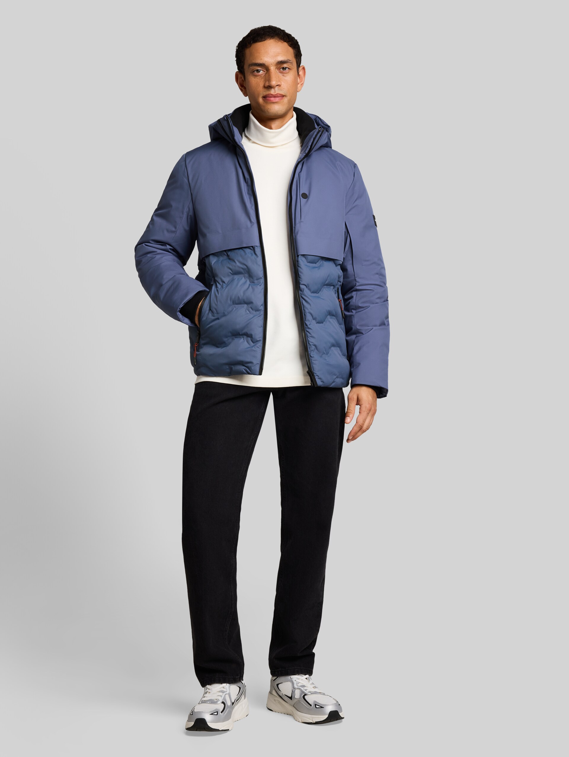 Hybrid Pufferjacke mit Kapuze - Vintage Indigo Blue - seitliche Model-Ansicht